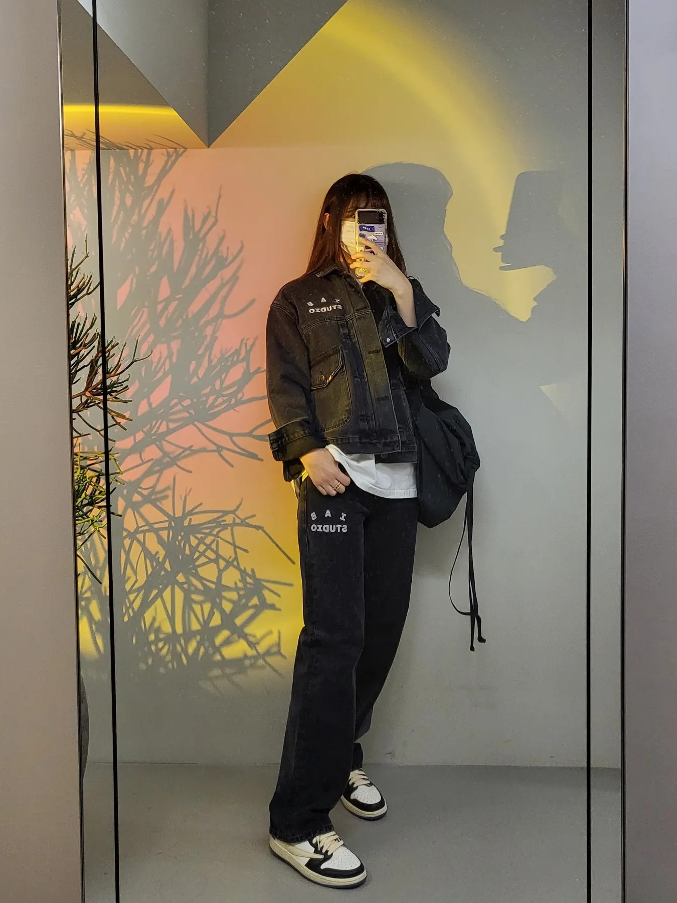 IAB Studio x Lee Denim Jacket Black, IAB Studio x Lee Denim Jeans Black 착용 스타일 - 1