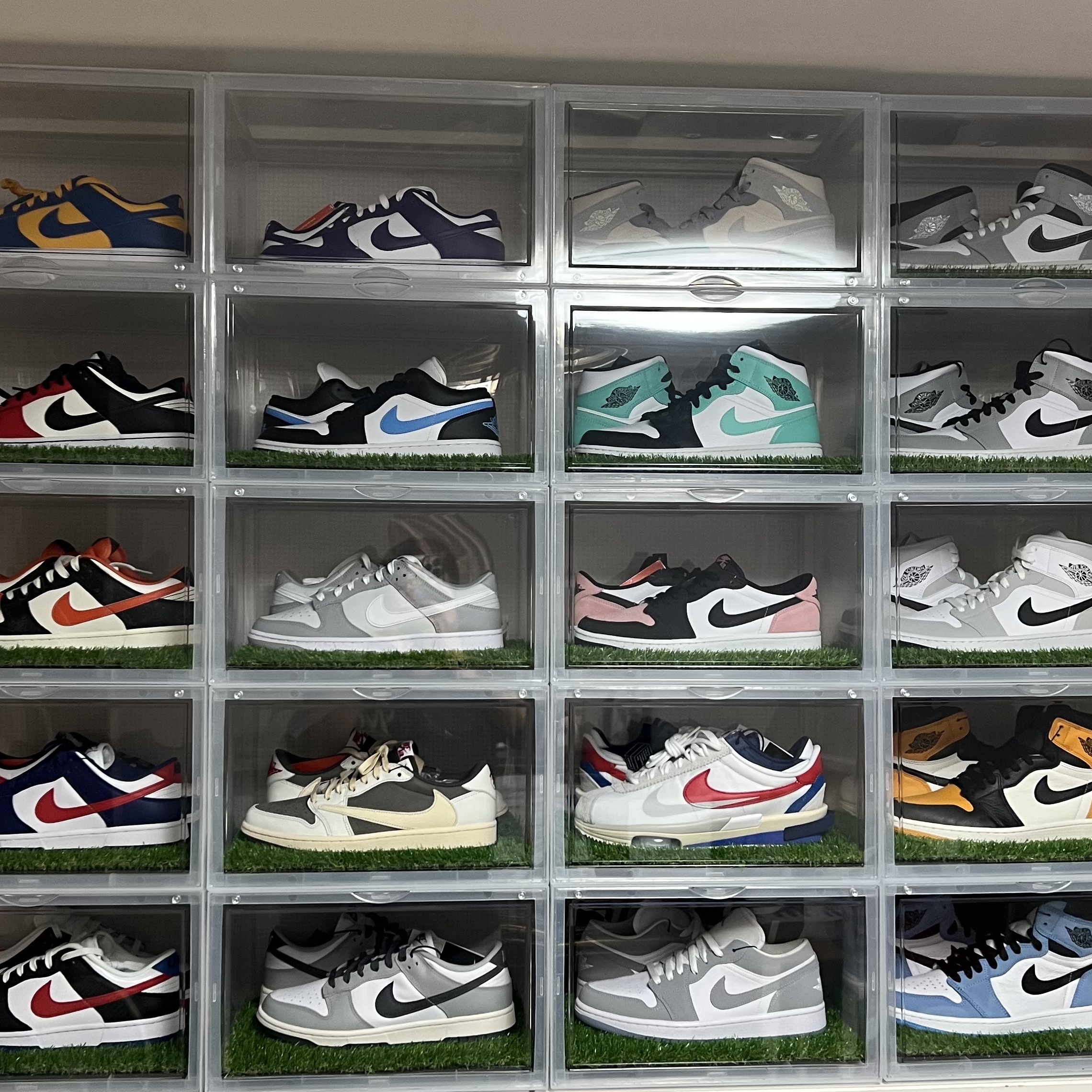 Jordan 1 x Travis Scott Retro Low OG SP Sail and Ridgerock 착용 스타일 - 2