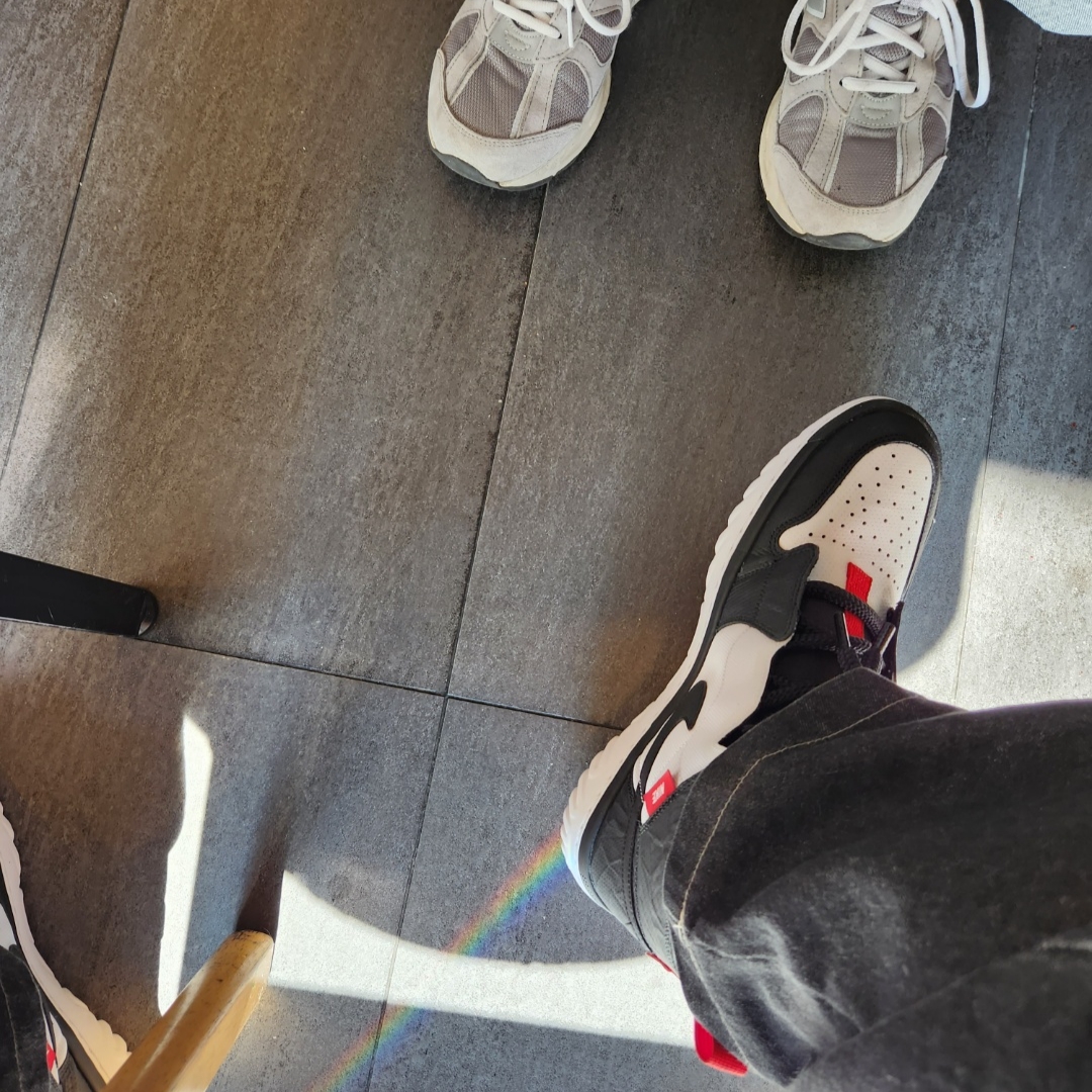 Jordan 1 High React Black White Gym Red 착용 스타일 - 2