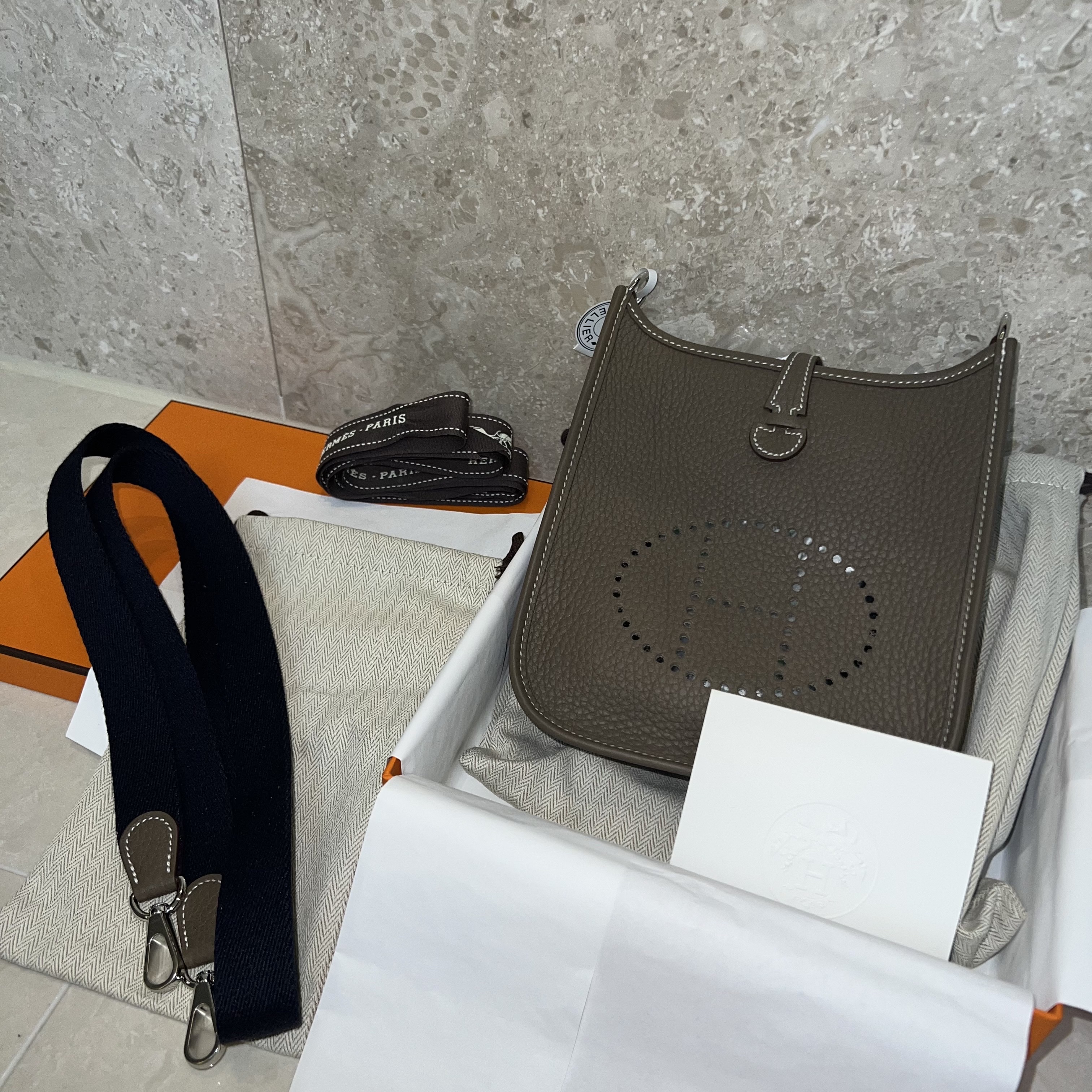 Hermes Evelyne 16 Amazone Bag Clemence & Palladium Etoupe Bleu Indigo 착용 스타일 - 2