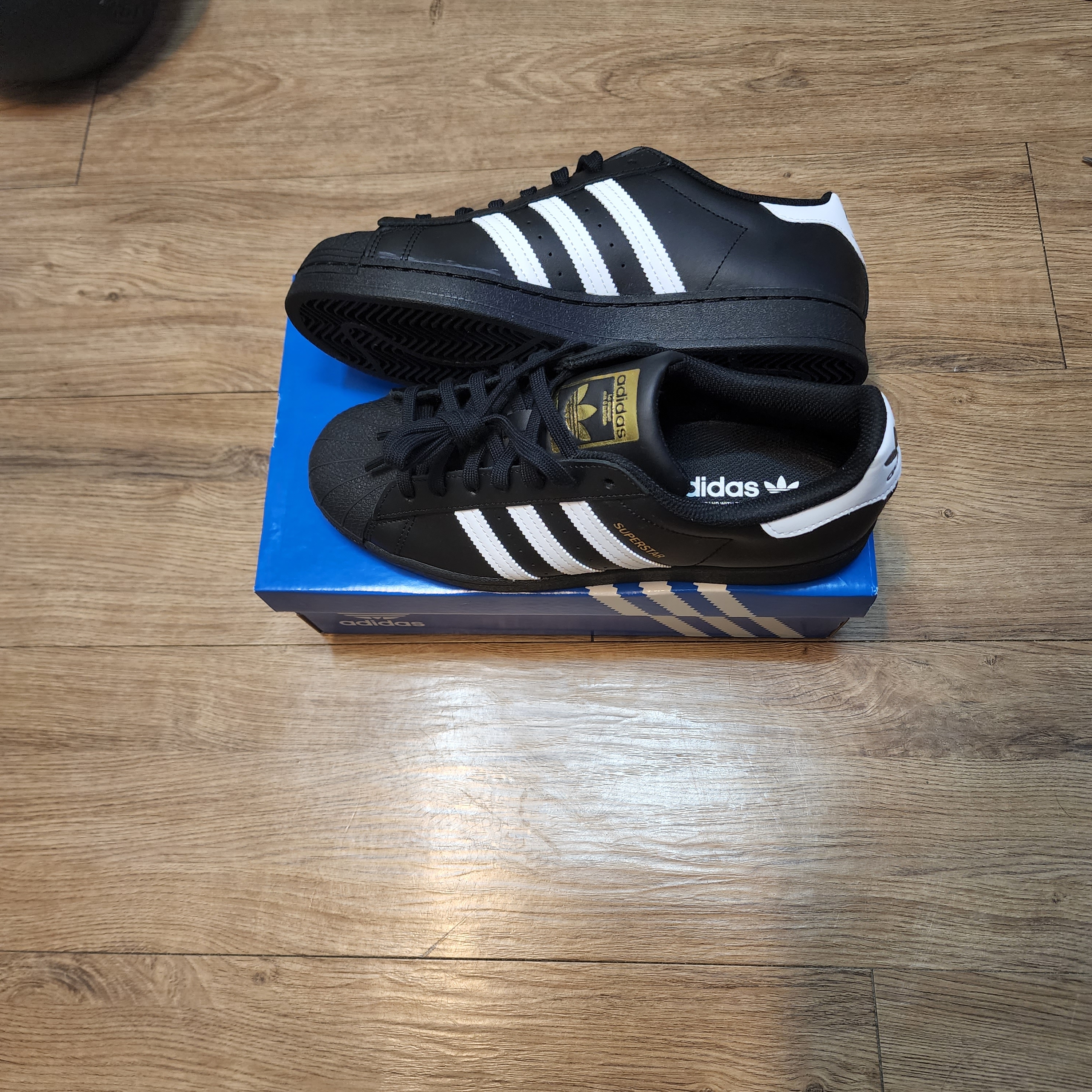 Adidas Superstar Core Black White 착용 스타일