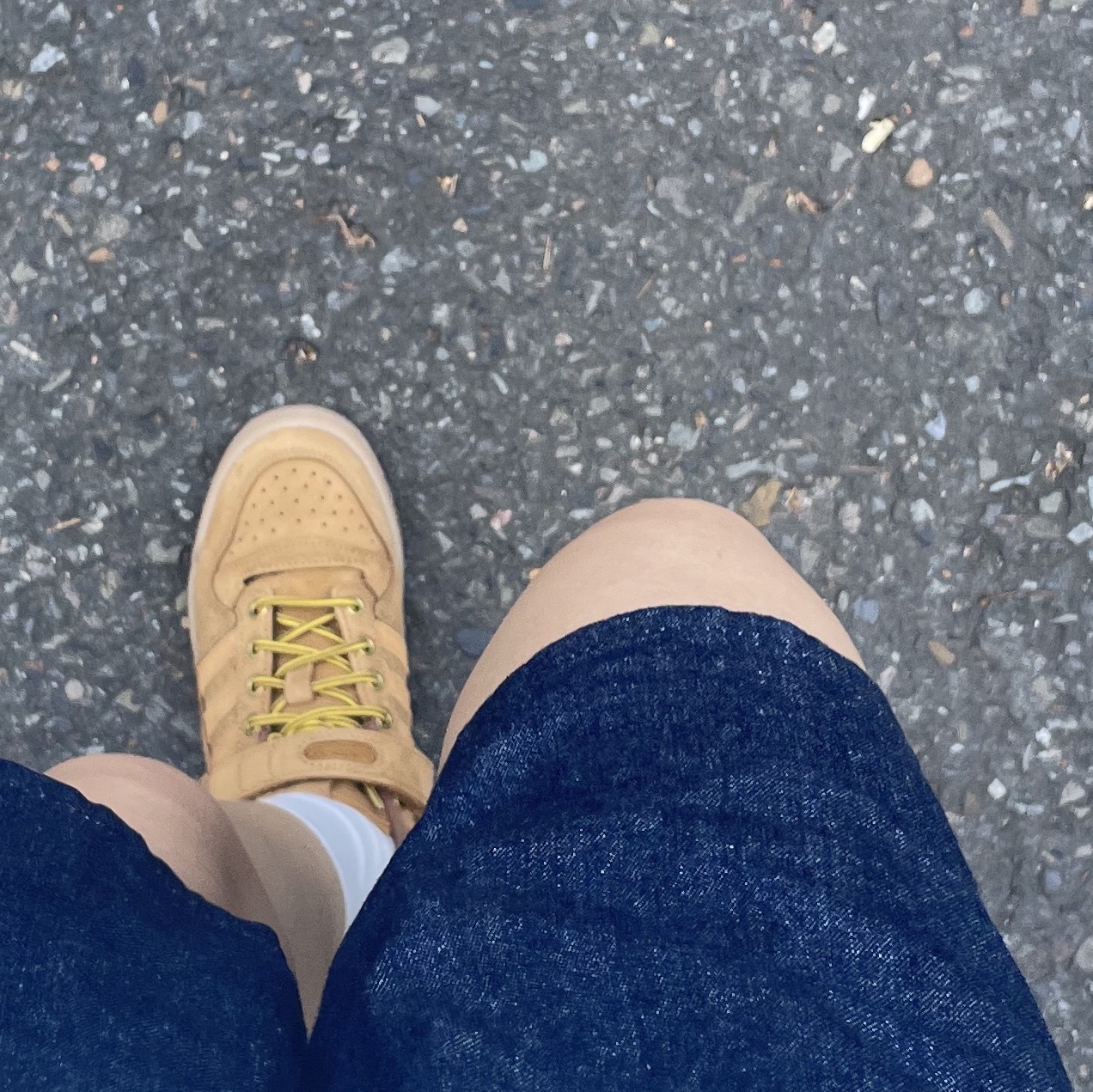 Adidas x Atmos Forum Low Mesa 착용 스타일 - 2