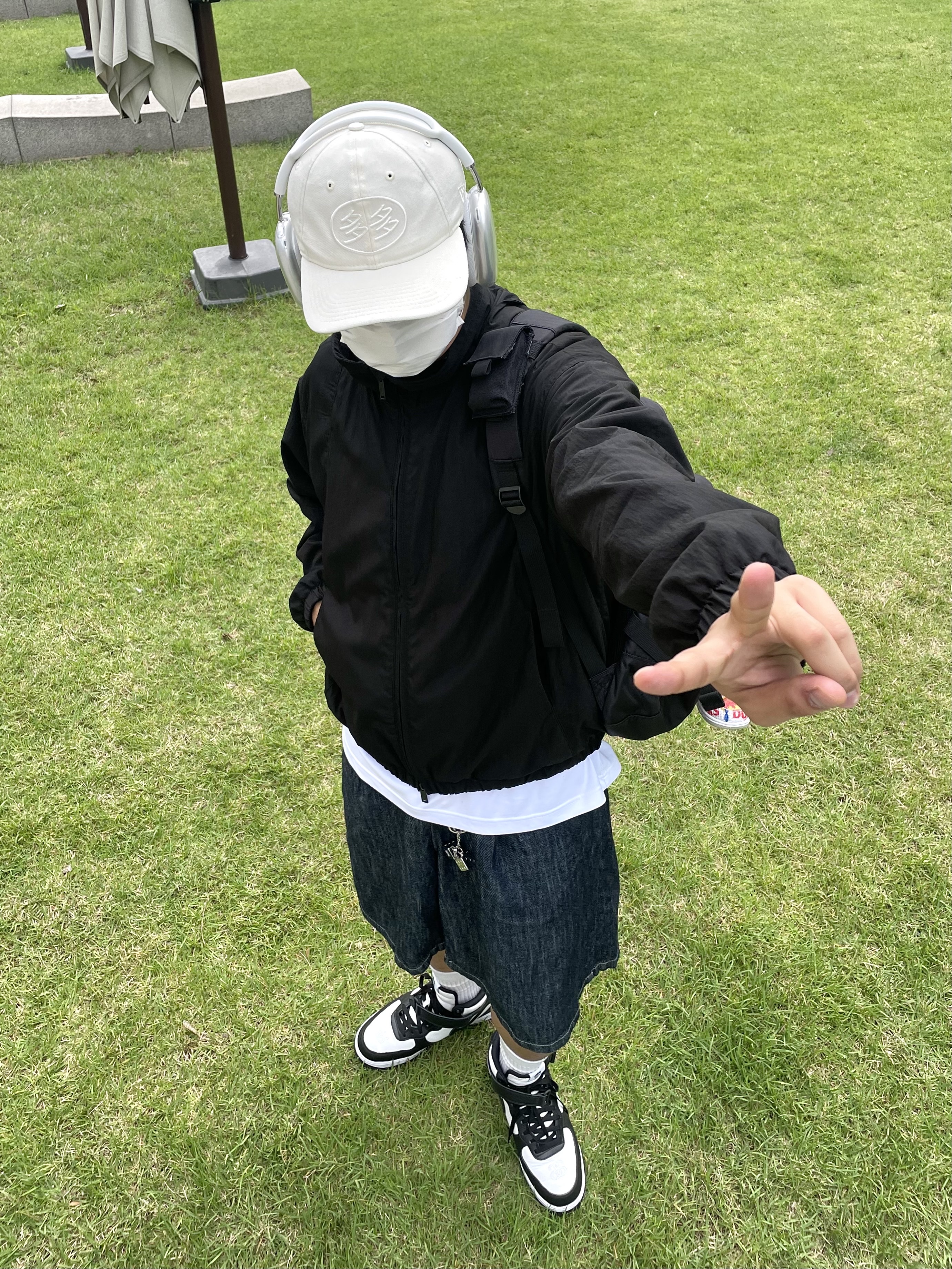 Apple AirPods Max Lightning Silver (Korean Ver.), Nike x Stussy Air Force 1 '07 Mid SP Black and Light Bone 착용 스타일 - 1