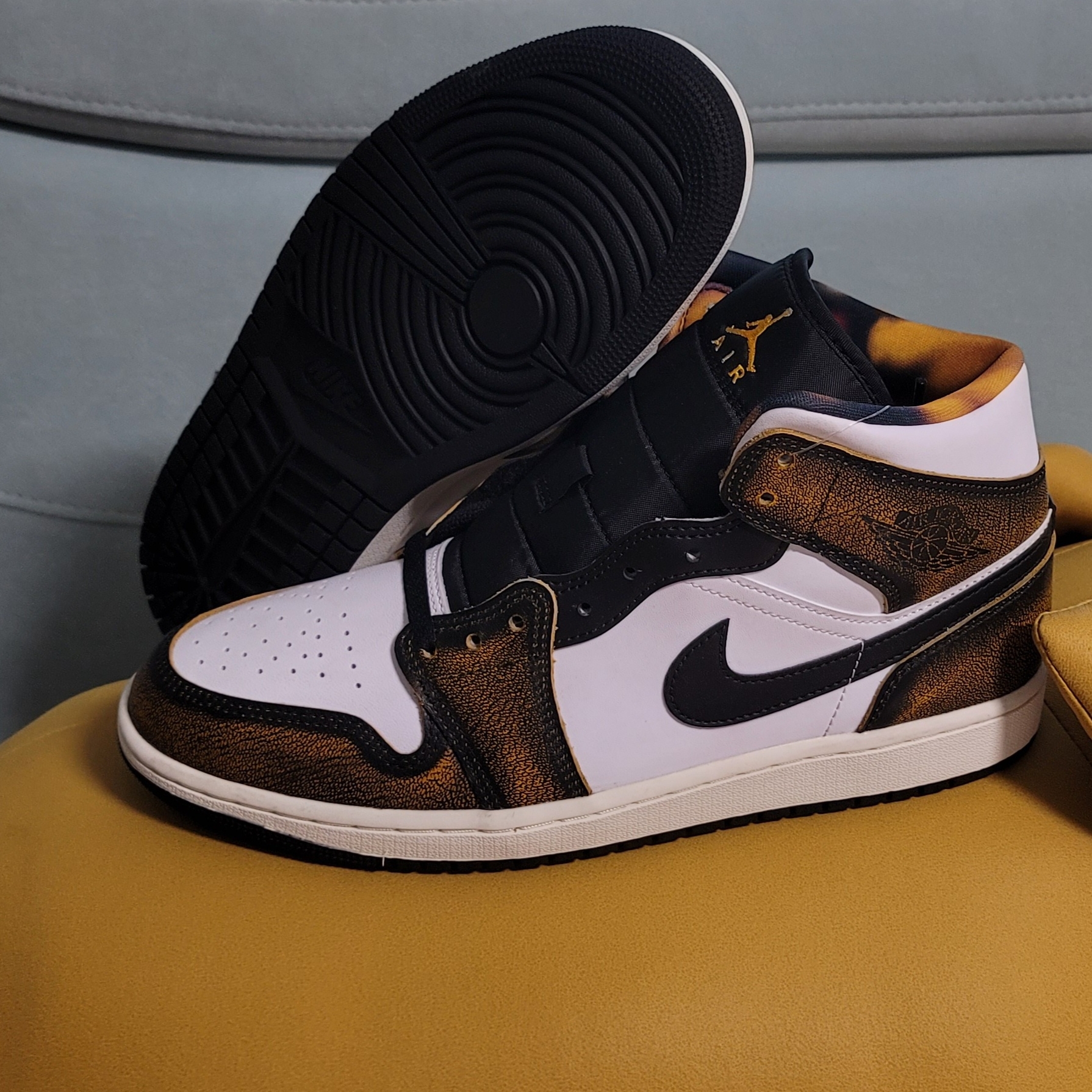 Jordan 1 Mid SE Taxi 착용 스타일