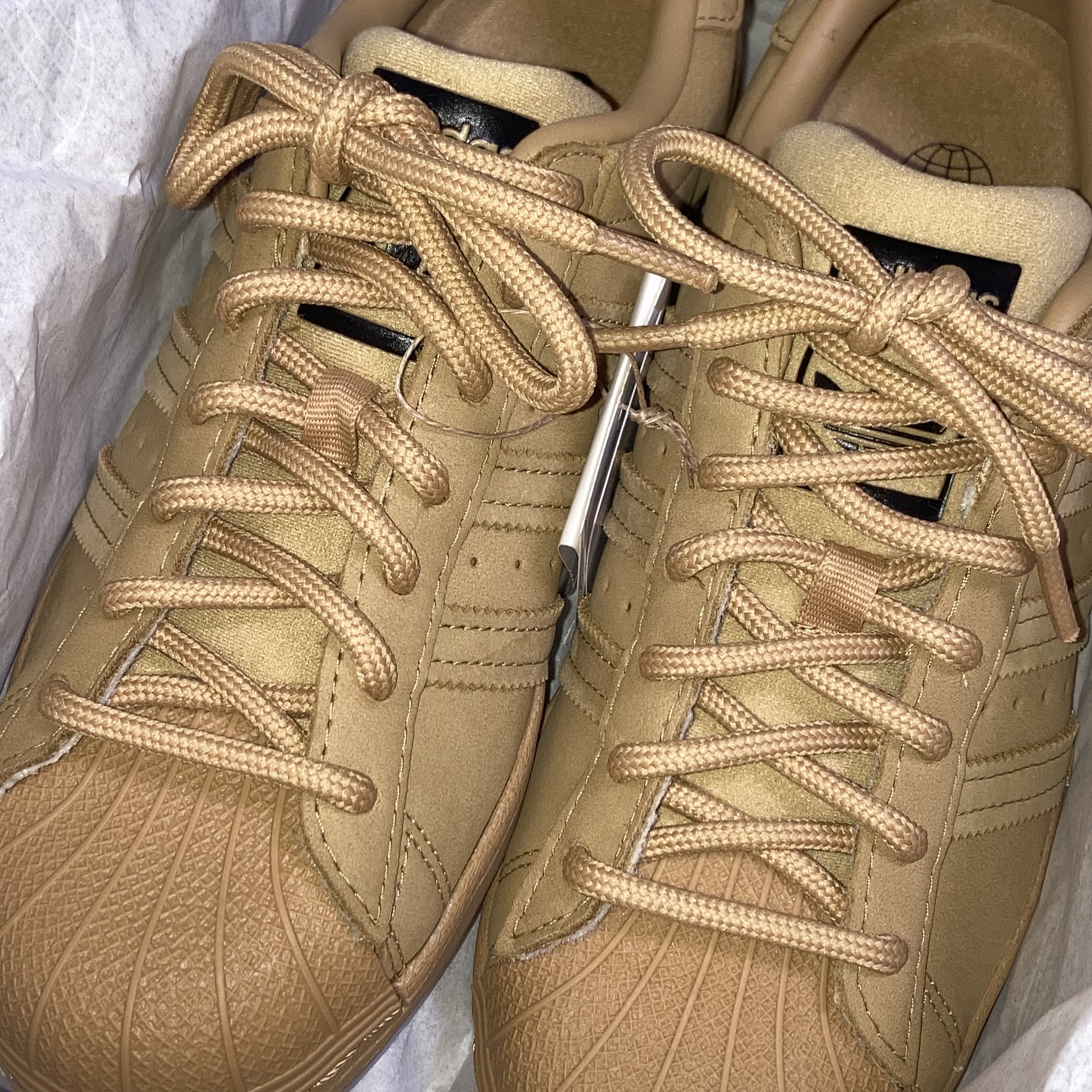 Adidas Superstar Golden Beige 착용 스타일