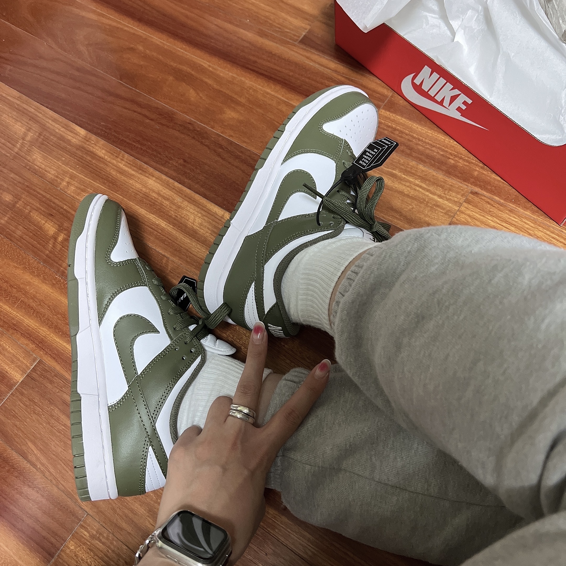 (W) Nike Dunk Low Medium Olive 착용 스타일 - 1