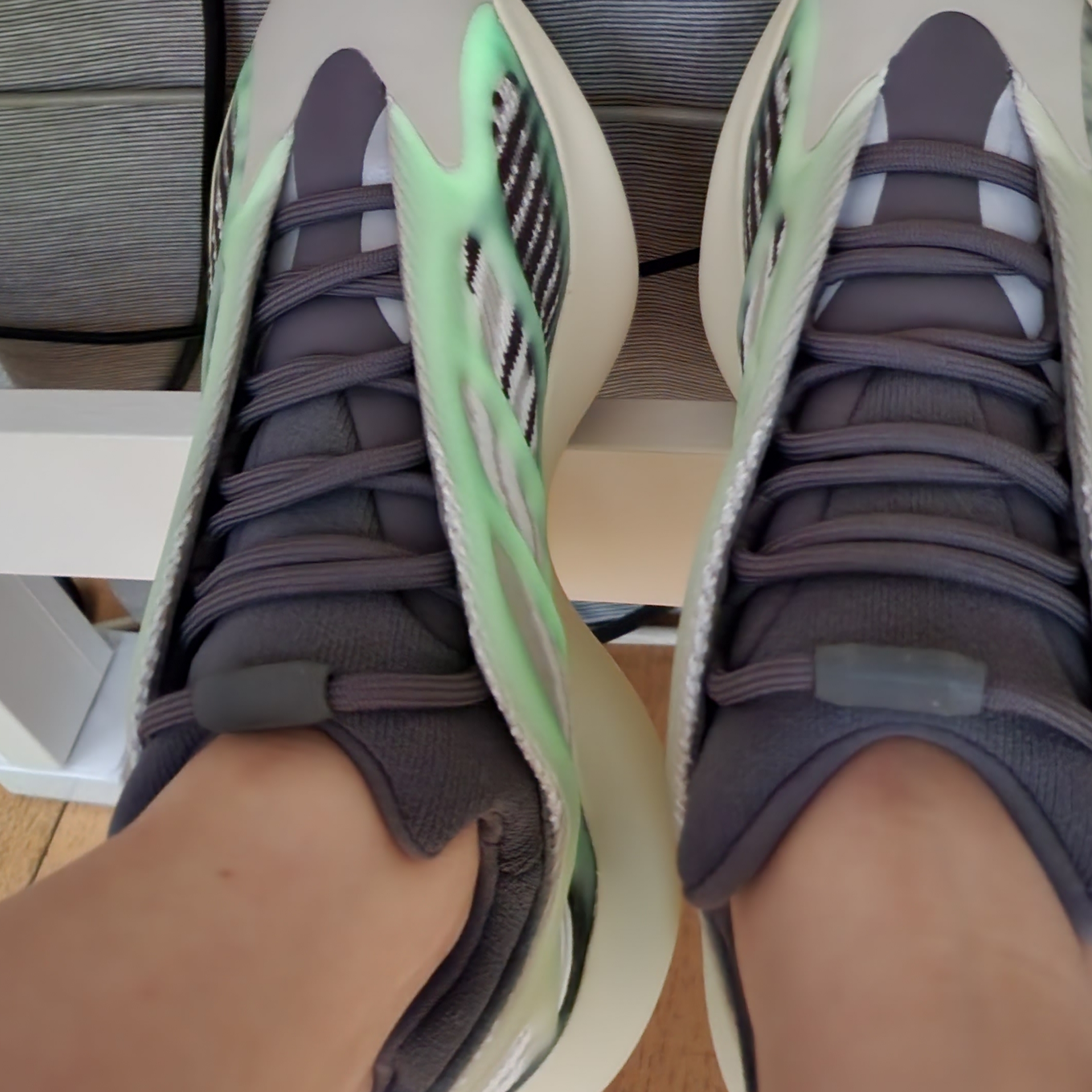 Adidas Yeezy 700 V3 Fade Salt 착용 스타일 - 3