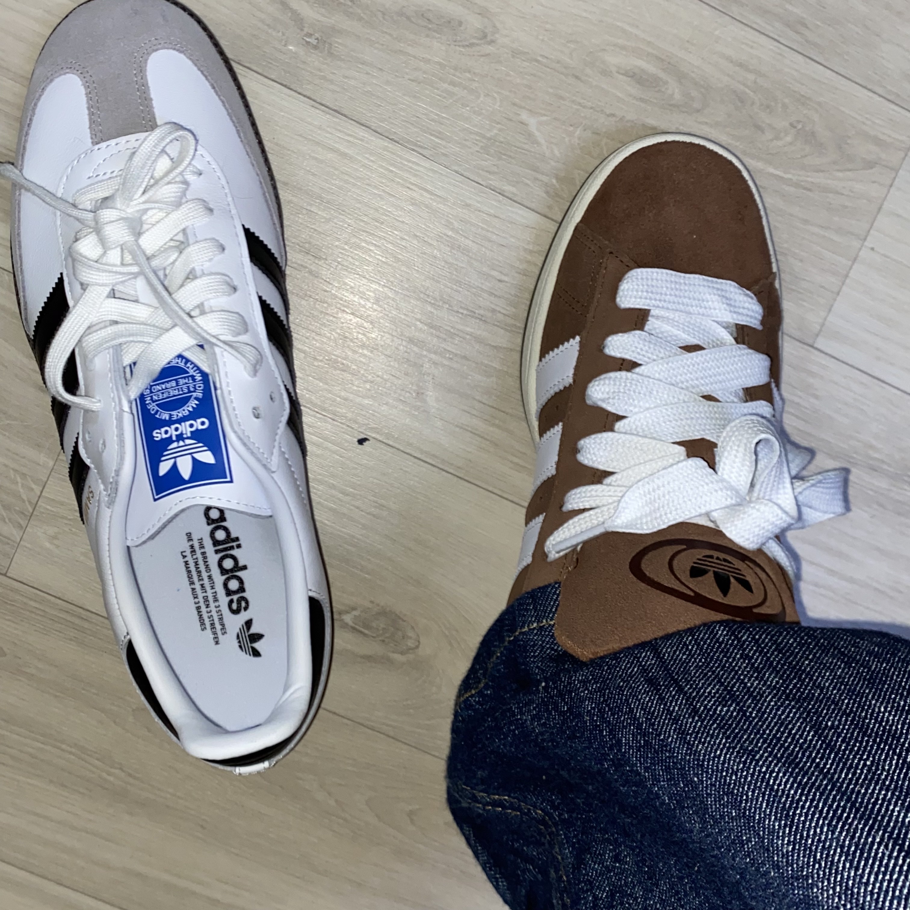Adidas Campus 00s Bark Cloud White, Adidas Samba Vegan White Black 착용 스타일 - 1