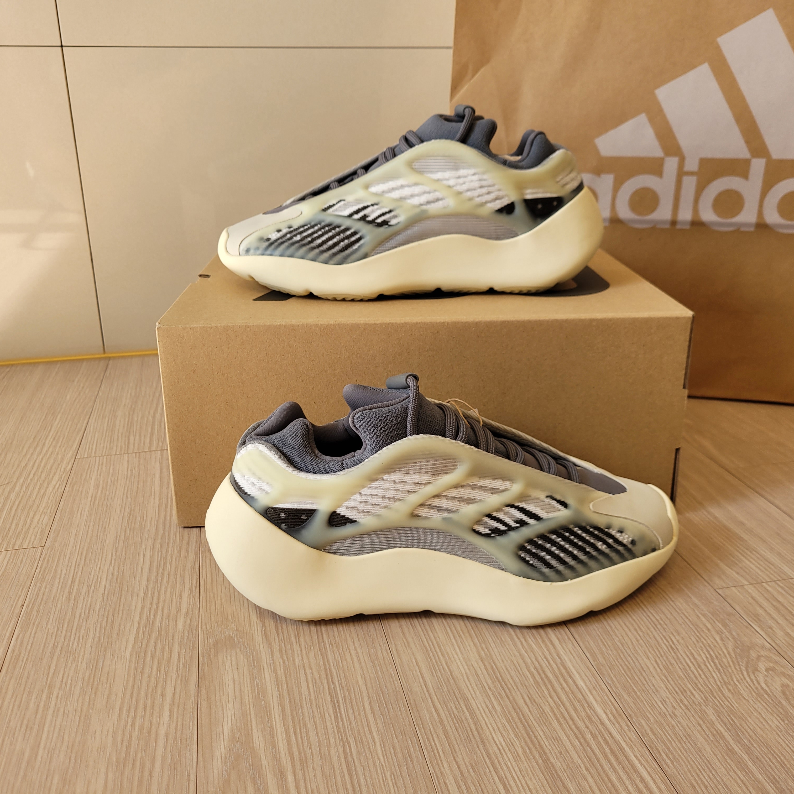 Adidas Yeezy 700 V3 Fade Salt 착용 스타일 - 3