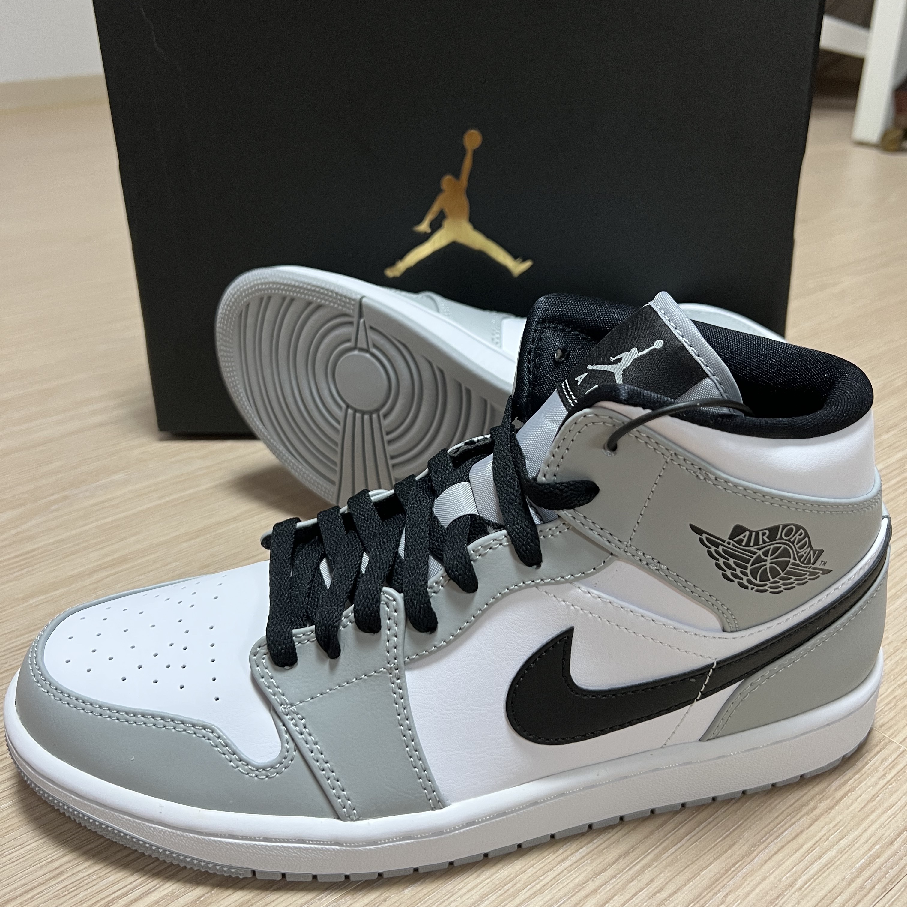 Jordan 1 Mid Light Smoke Grey 착용 스타일 - 1