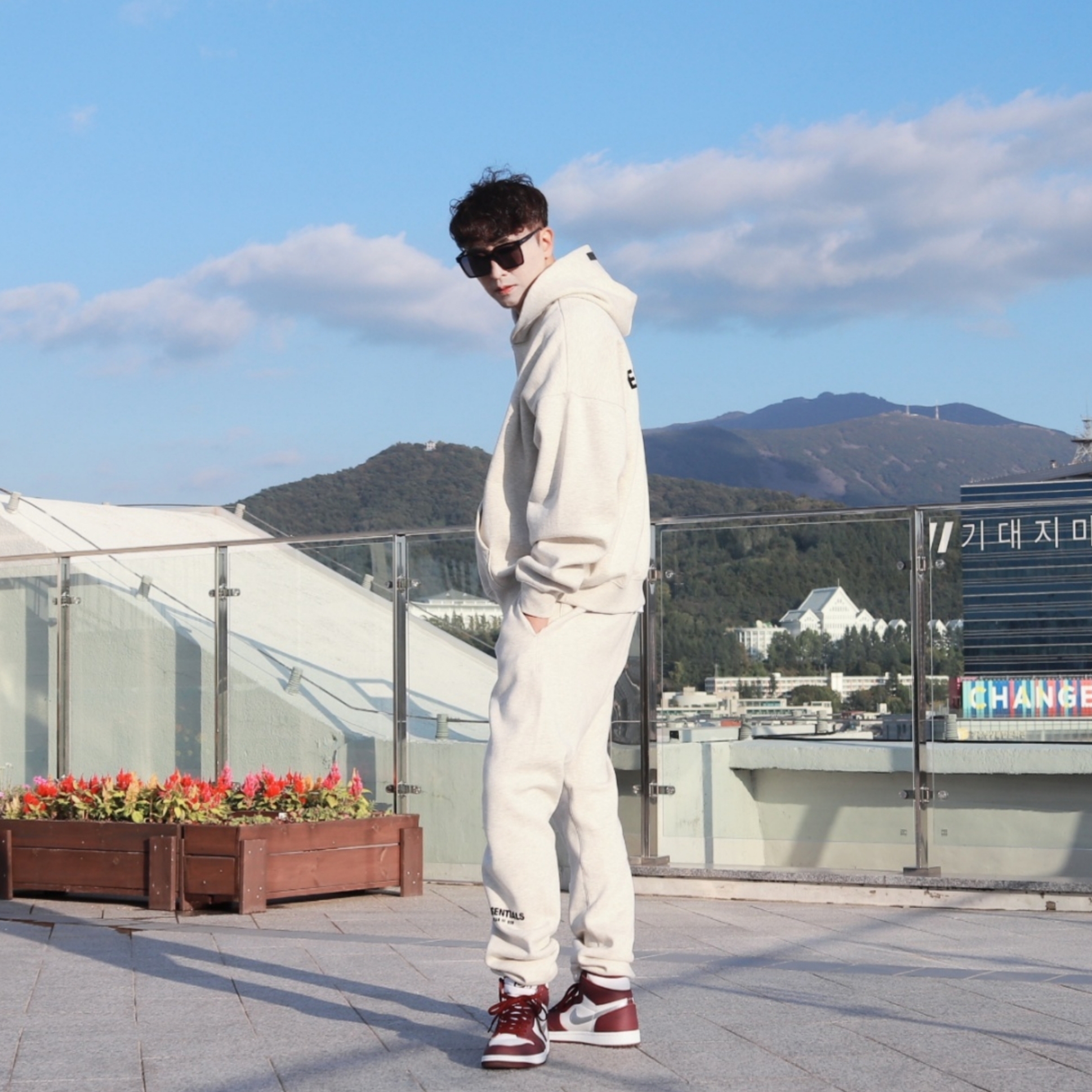 Essentials The Core Collection Hoodie Light Oatmeal, Essentials The Core Collection Sweatpants Light Oatmeal 착용 스타일 - 2