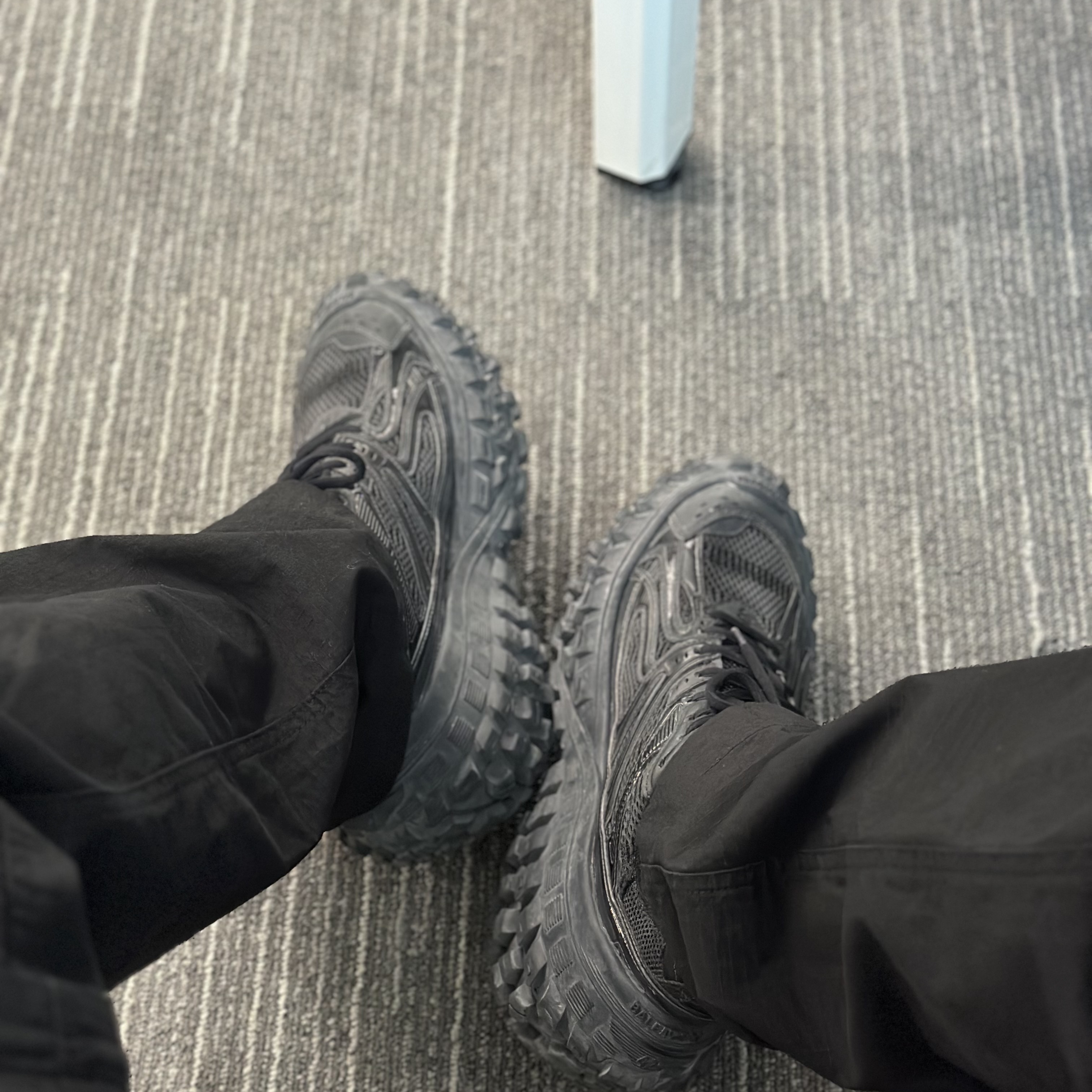 Balenciaga Defender Sneakers Black 착용 스타일