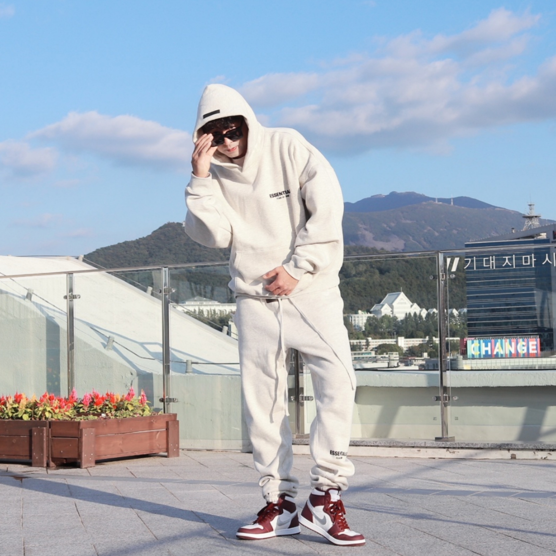 Essentials The Core Collection Hoodie Light Oatmeal, Essentials The Core Collection Sweatpants Light Oatmeal 착용 스타일 - 1