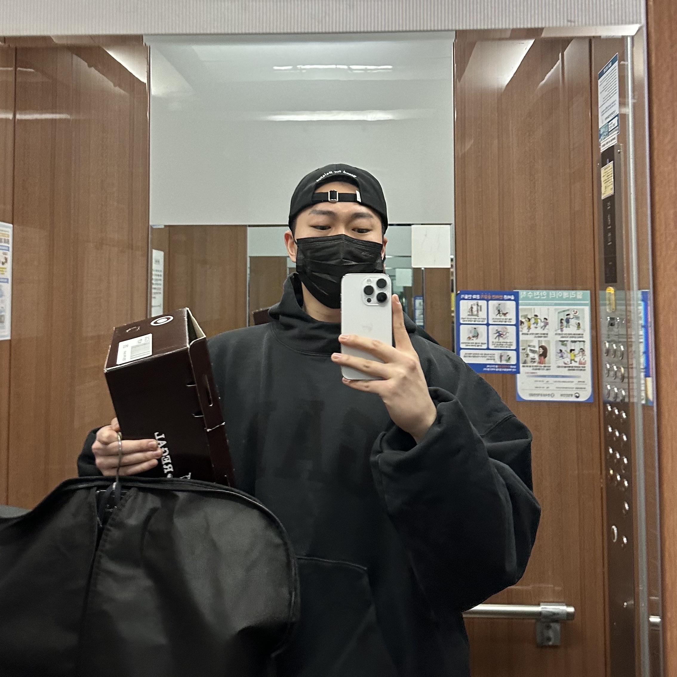 Yeezy Gap Engineered By Balenciaga Dove Hoodie Washed Black, Apple iPhone 14 Pro 256GB Silver (Korean Ver.) 착용 스타일