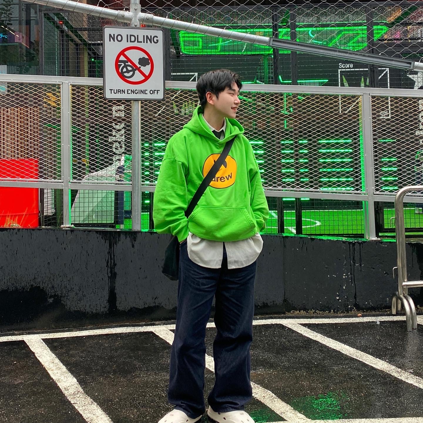 Drew House Mascot Hoodie Lime 착용 스타일 - 2