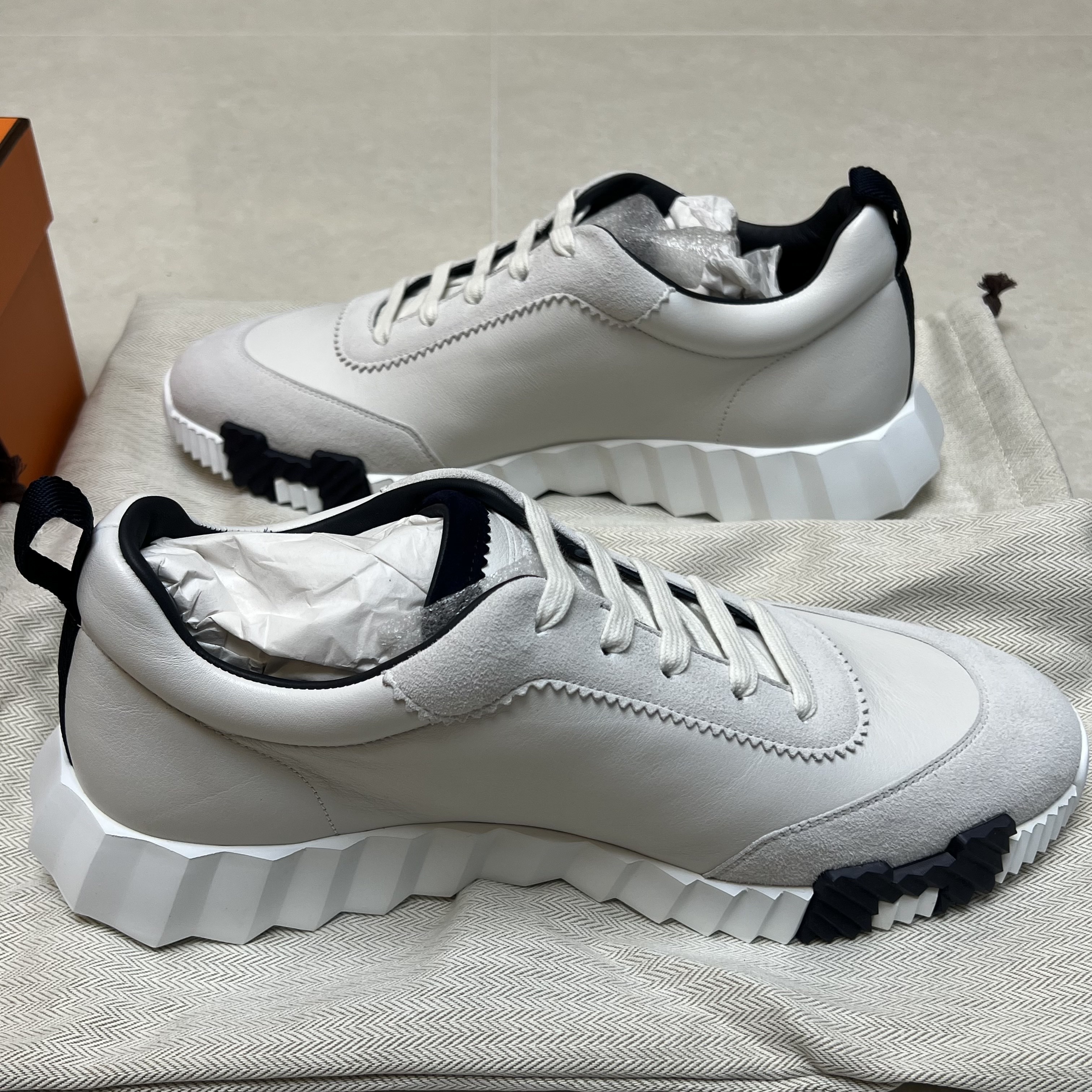 Hermes Bouncing Sneakers Calfskin Suede Goatskin & Blanc 착용 스타일 - 2