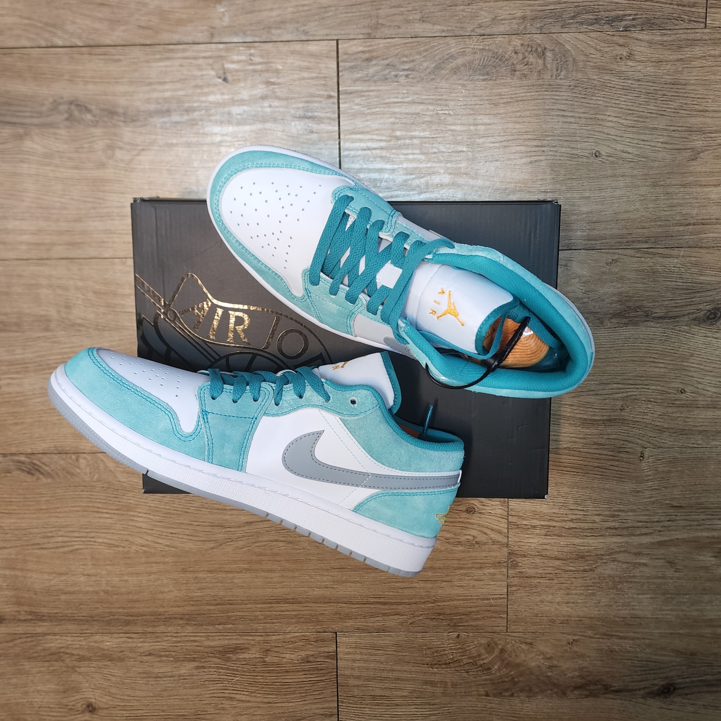 Jordan 1 Low SE New Emerald 착용 스타일
