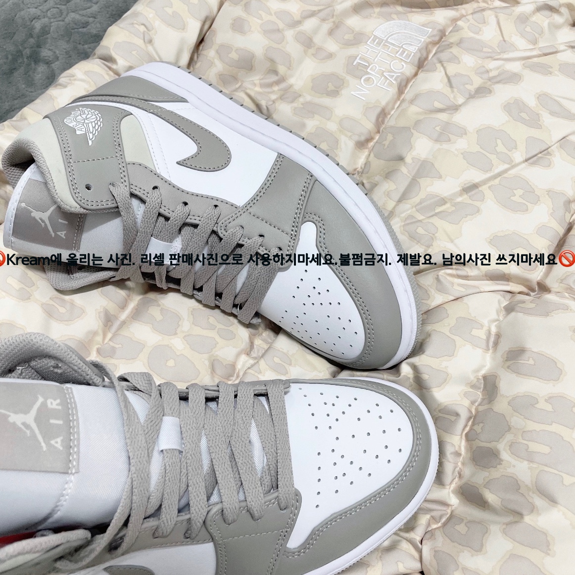 Jordan 1 Mid College Grey, (W) The North Face Print Nuptse Short Jacket Silver Grey Leopard Print 착용 스타일 - 4