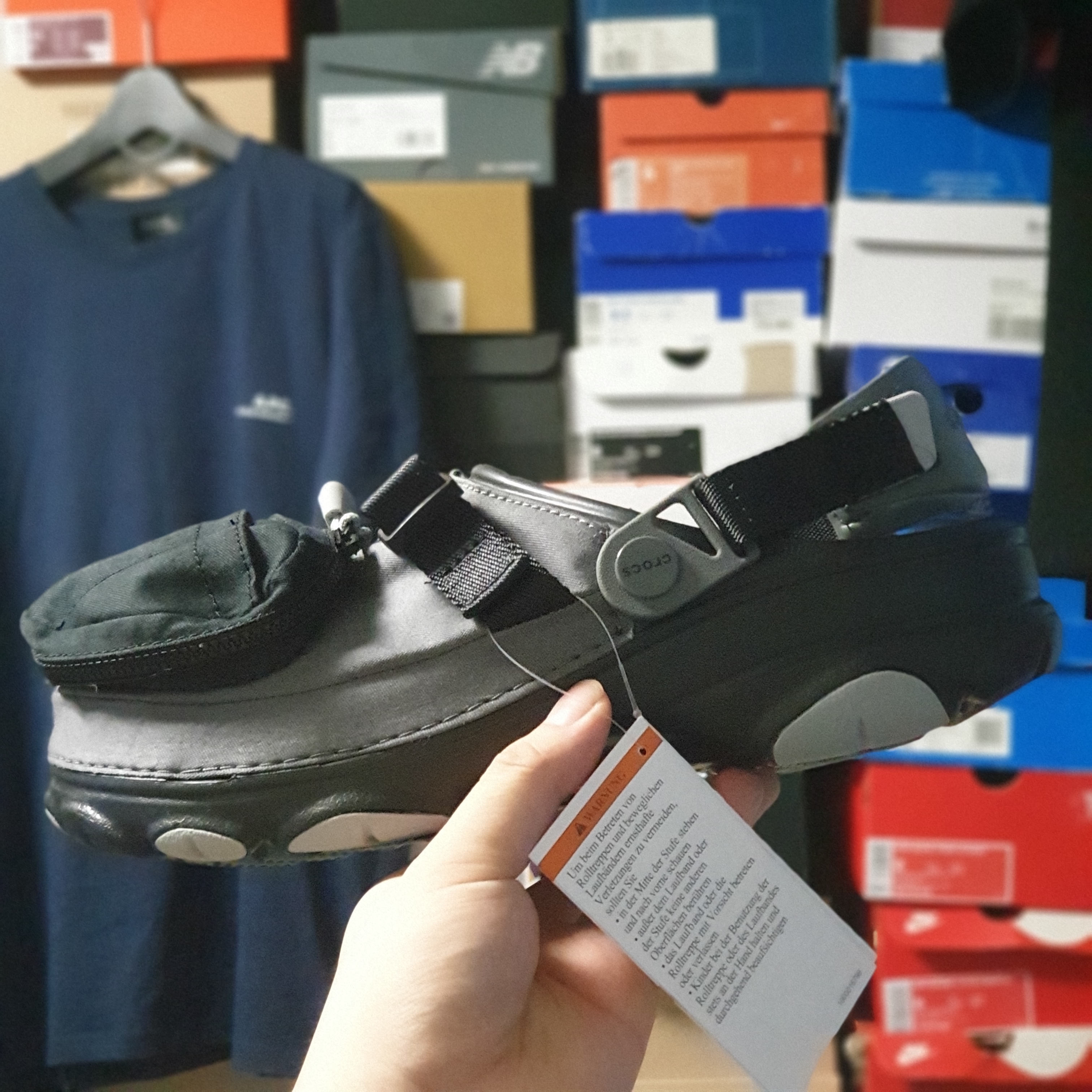 Crocs x Beams Classic All Terrain Mountain Parka Clog Grey 착용 스타일 - 3