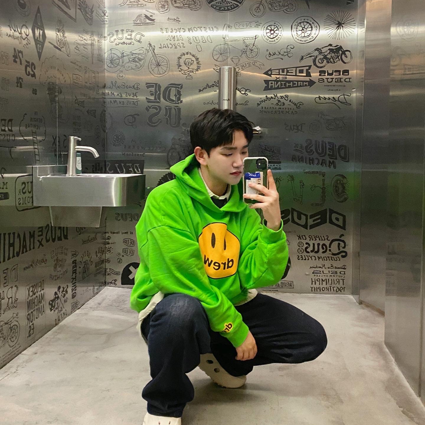 Drew House Mascot Hoodie Lime 착용 스타일 - 3