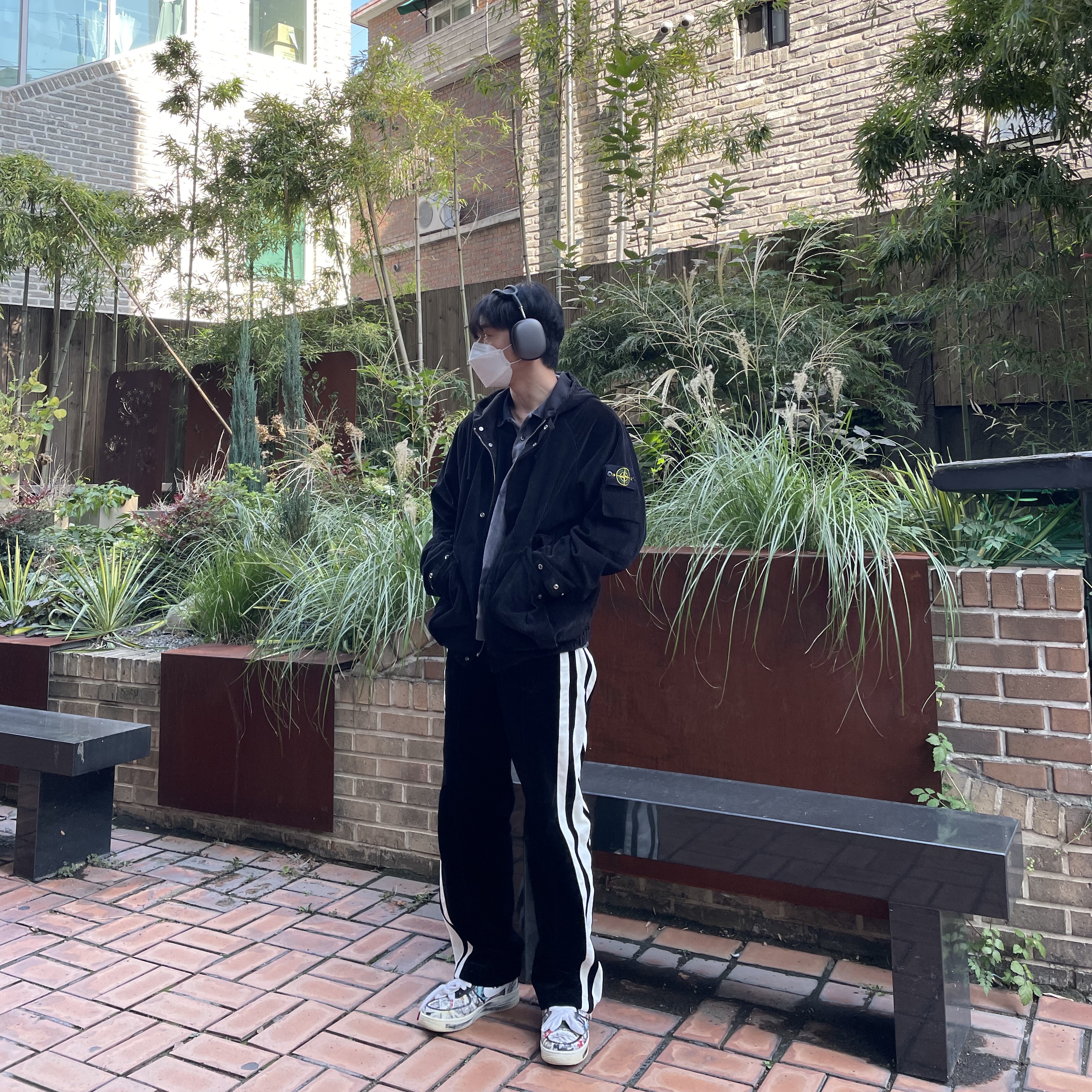 Apple AirPods Max Lightning Space Gray (Korean Ver.), Supreme x Stone Island Corduroy Jacket Black - 20FW 착용 스타일 - 1