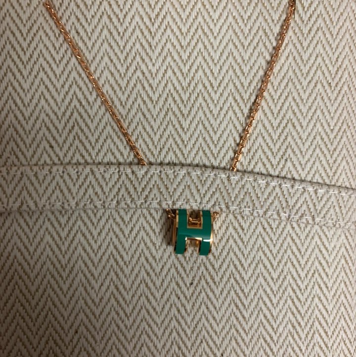 (W) Hermes Mini Pop H Pendant Rose Gold & Marron Glace, (W) Hermes Mini Pop H Pendant Rose Gold & Malachite 착용 스타일 - 4