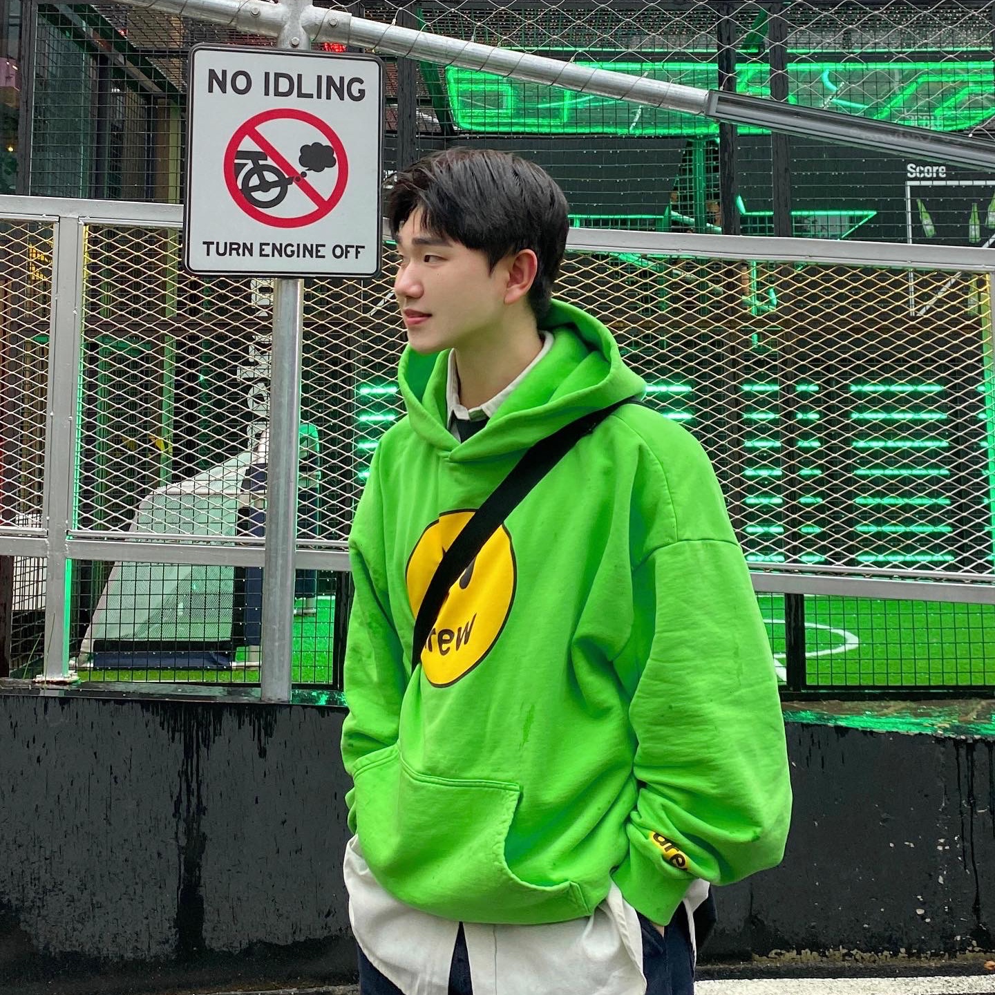 Drew House Mascot Hoodie Lime 착용 스타일 - 1