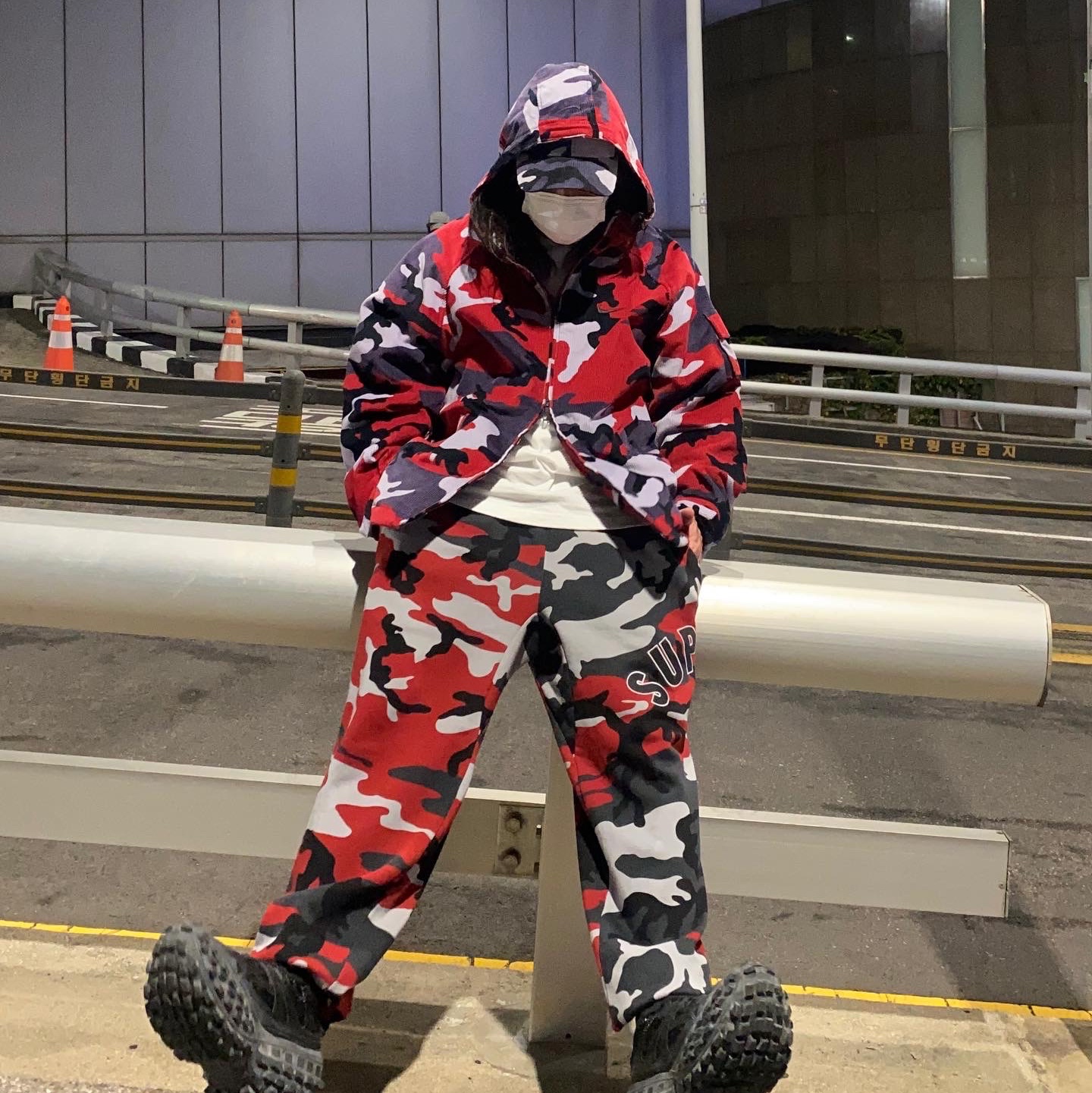 Balenciaga Defender Sneakers Black, Supreme x Nike Arc Corduroy Hooded Jacket Red Camo - 22SS 착용 스타일 - 1