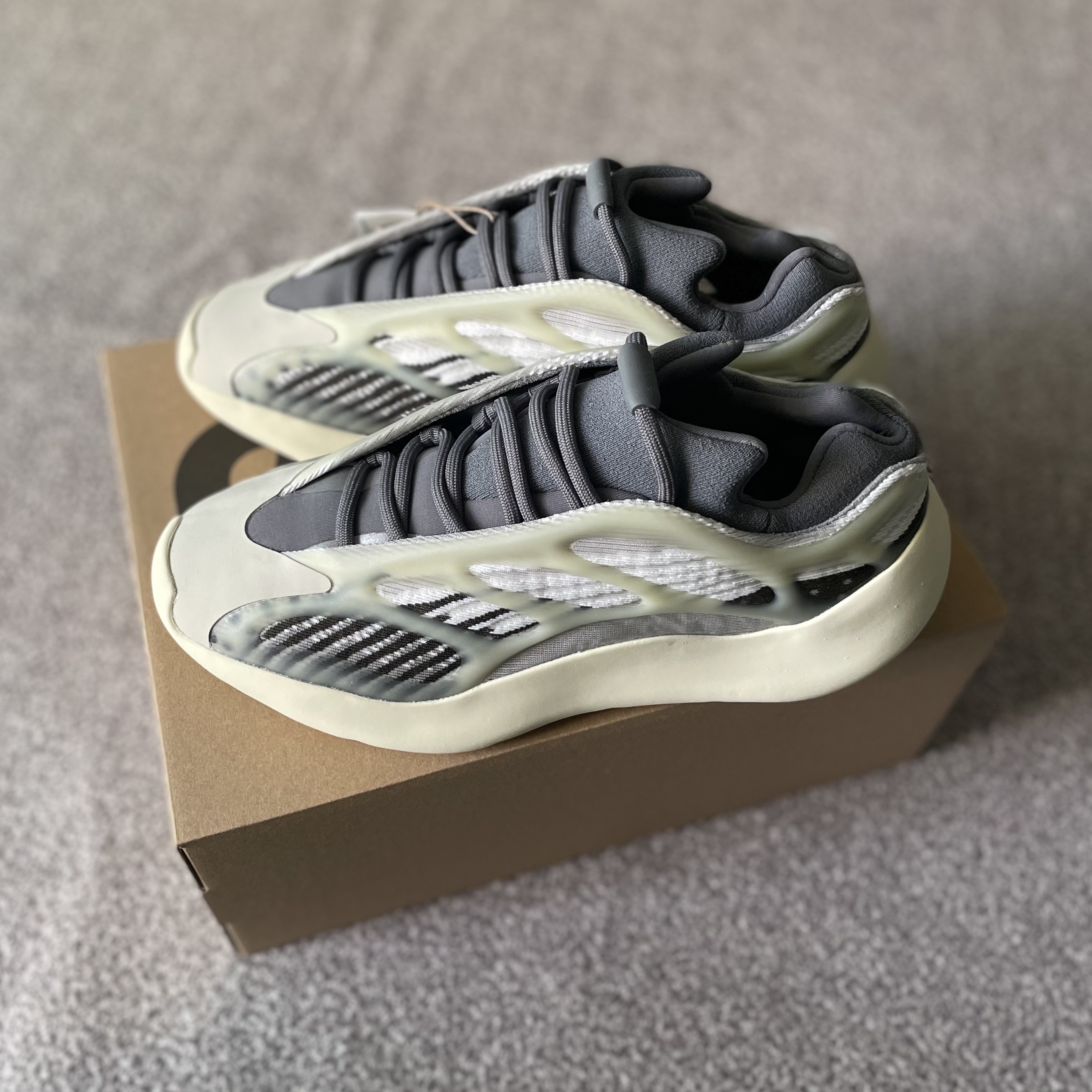 Adidas Yeezy 700 V3 Fade Salt 착용 스타일