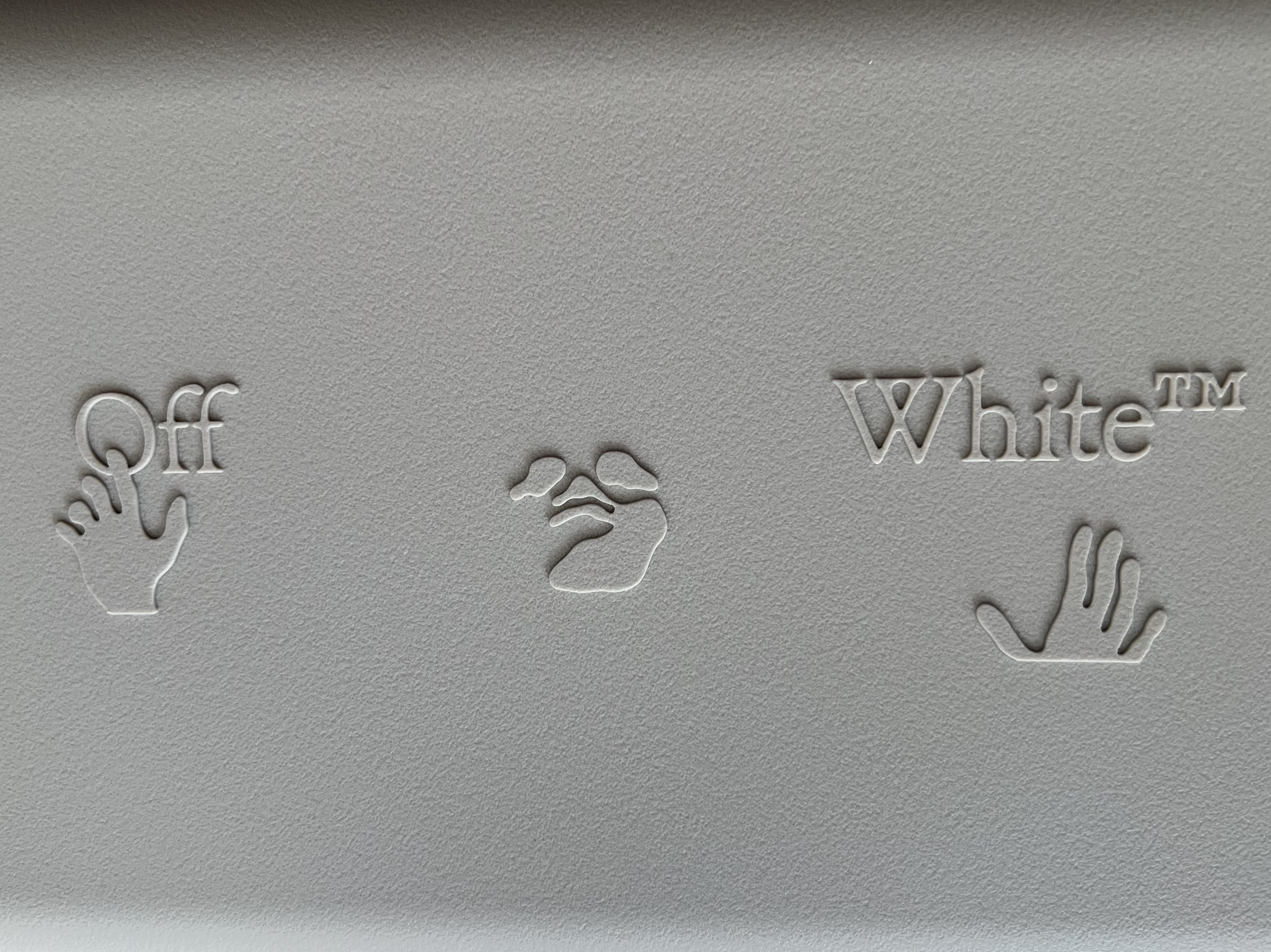 Off-White x Amore Pacific Protection Box (Without Cosmetics) 착용 스타일 - 2