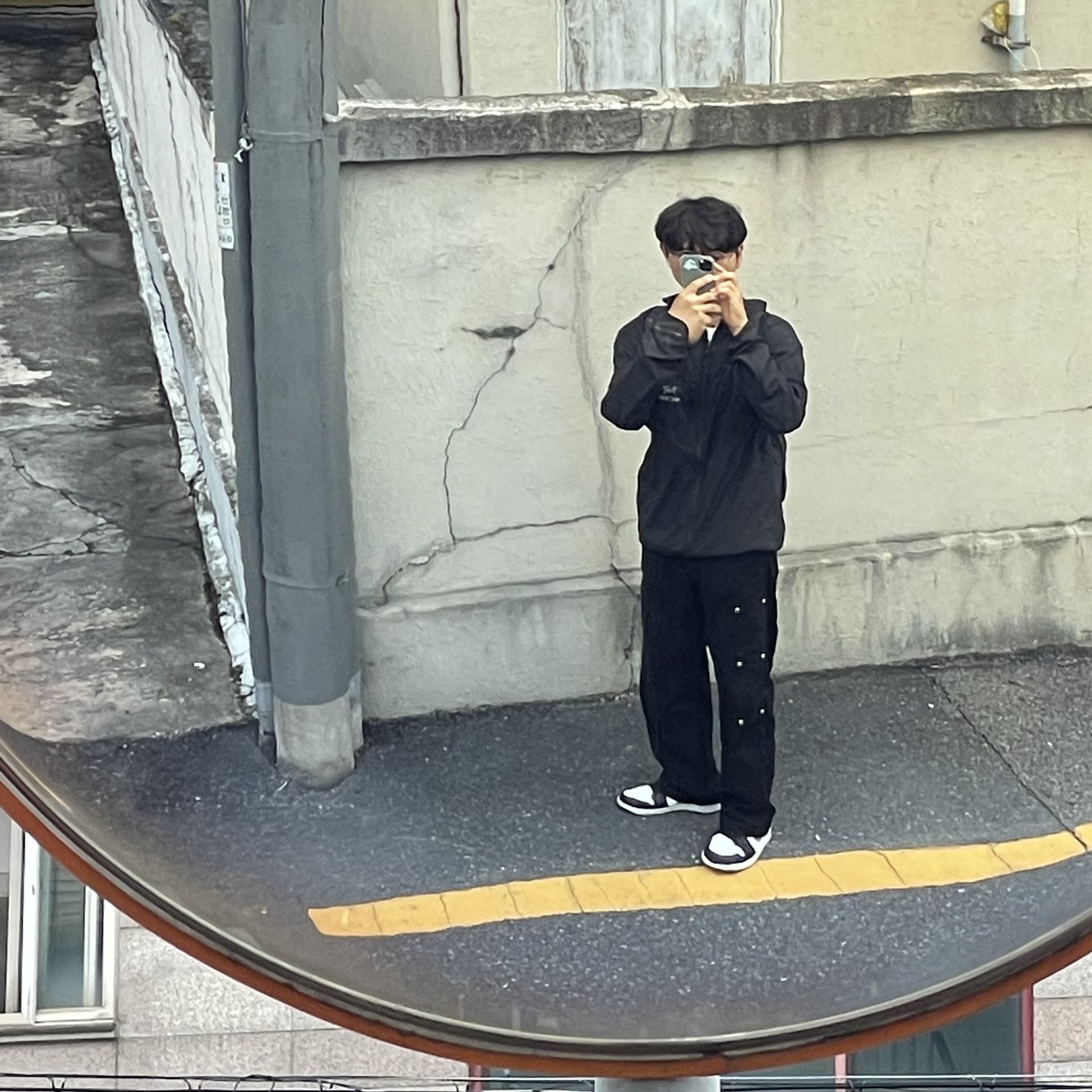 Arc'teryx Squamish Hoody Black, Jordan 1 Low Black Particle Grey 착용 스타일 - 2