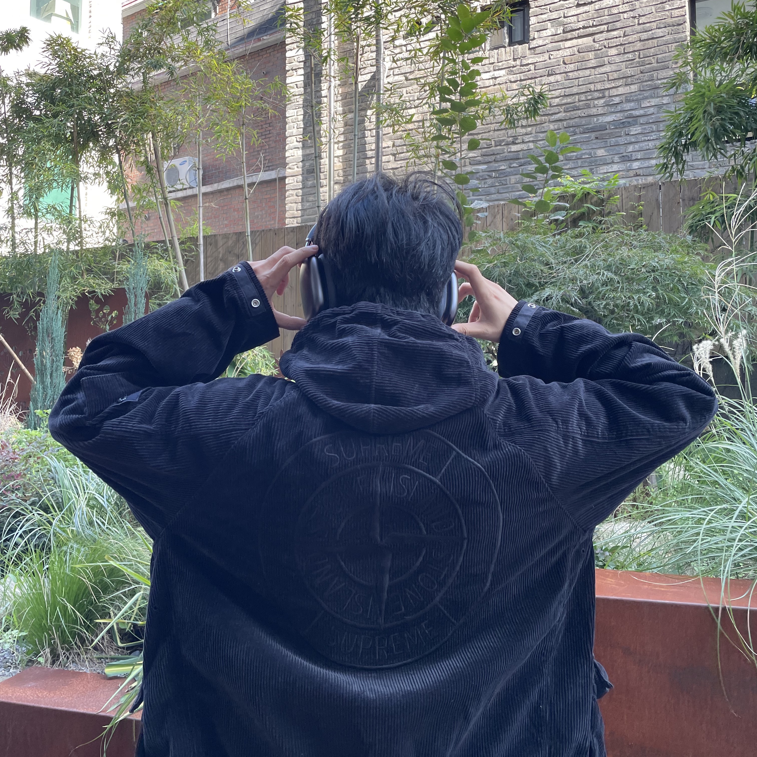 Apple AirPods Max Lightning Space Gray (Korean Ver.), Supreme x Stone Island Corduroy Jacket Black - 20FW 착용 스타일 - 2