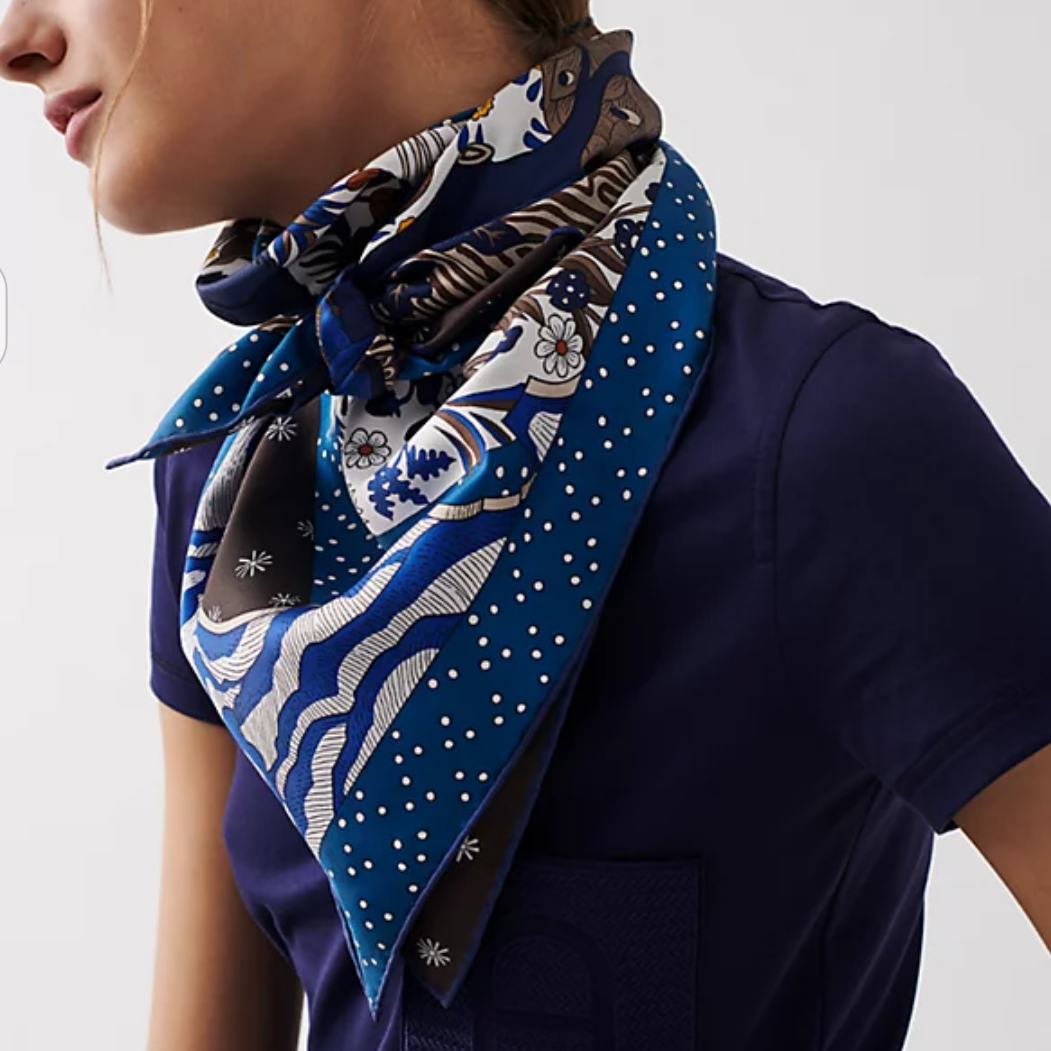 (W) Hermes Le Premier Chant Scarf 90 Bleu Nuit Blanc Ebene 착용 스타일