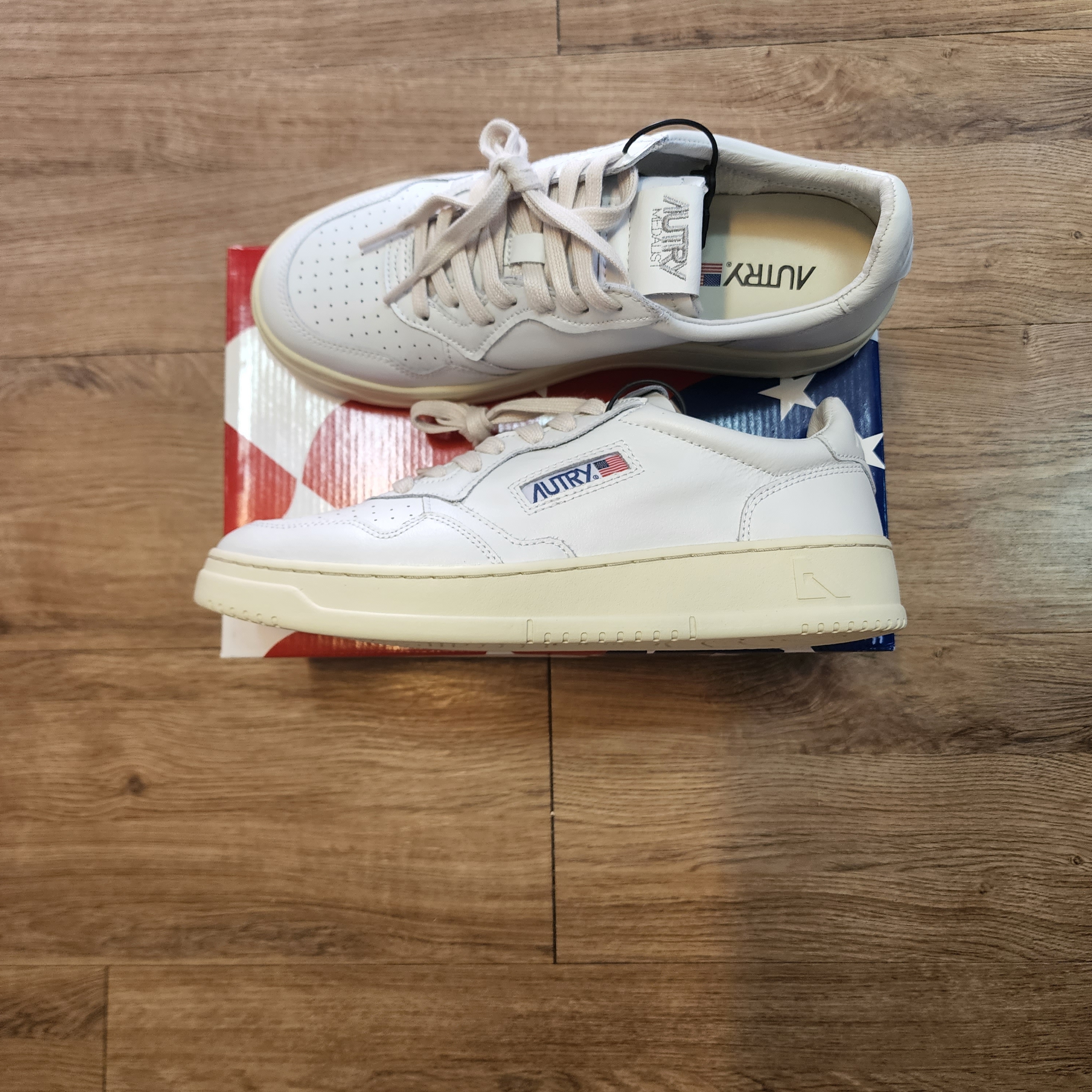 Autry Medalist Low Leather Sneakers White 착용 스타일