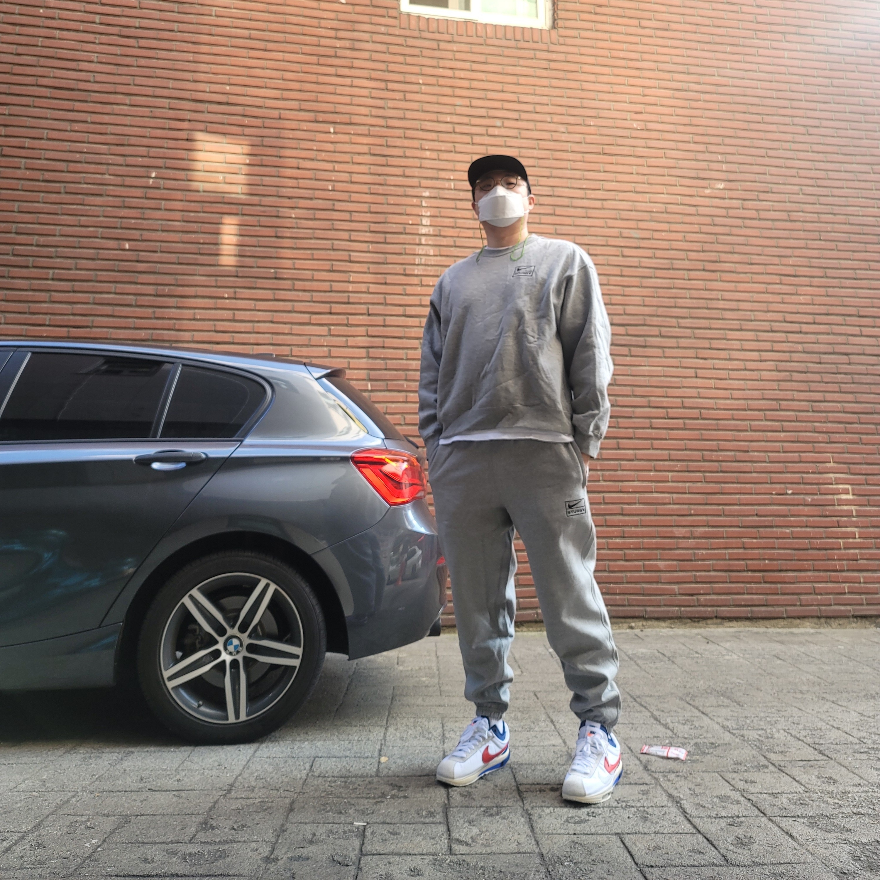 Nike x Sacai Zoom Cortez SP White and University Red, Nike x Stussy NRG RA Fleece Pants Dark Grey Heather (DJ9490-063) 착용 스타일 - 1