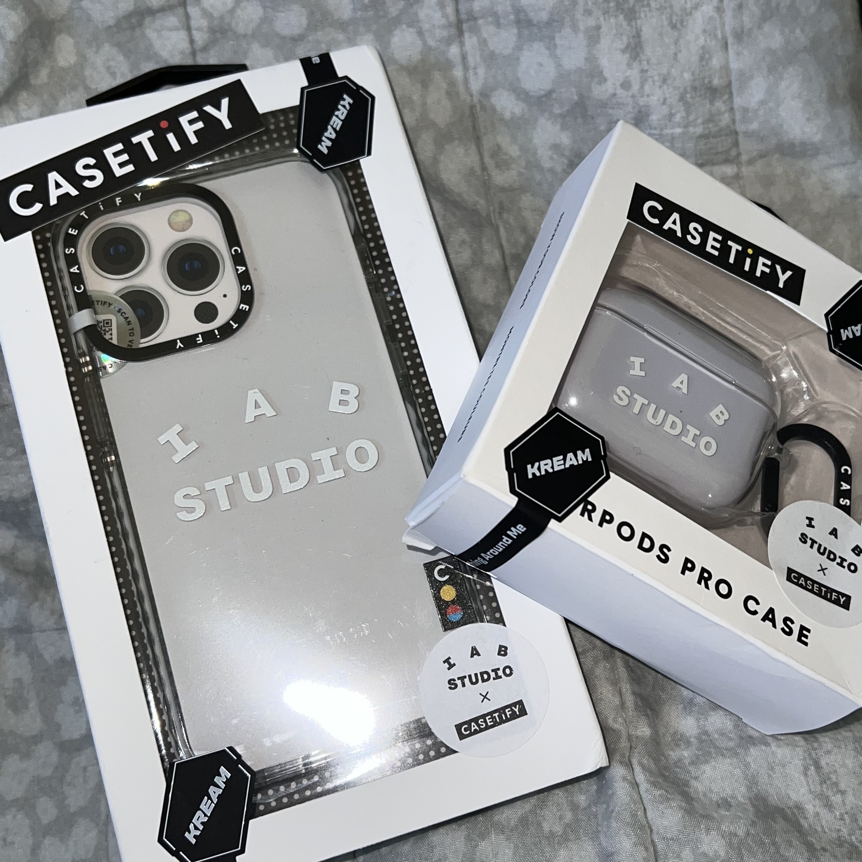 Casetify x IAB Studio iPhone White Logo Impact Case Frost White, Casetify x IAB Studio Single White Logo AirPods Pro Case Clear 착용 스타일 - 2