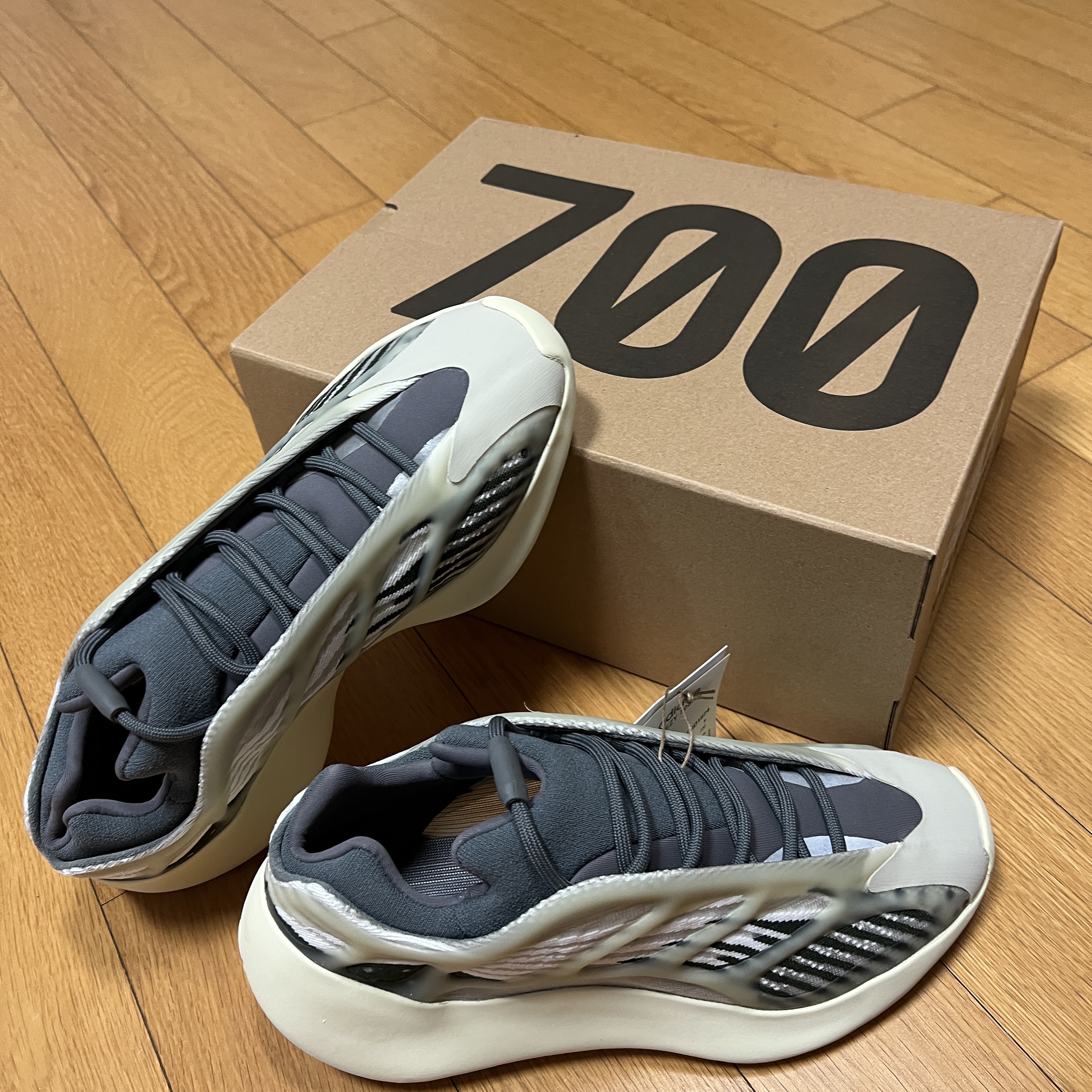 Adidas Yeezy 700 V3 Fade Salt 착용 스타일