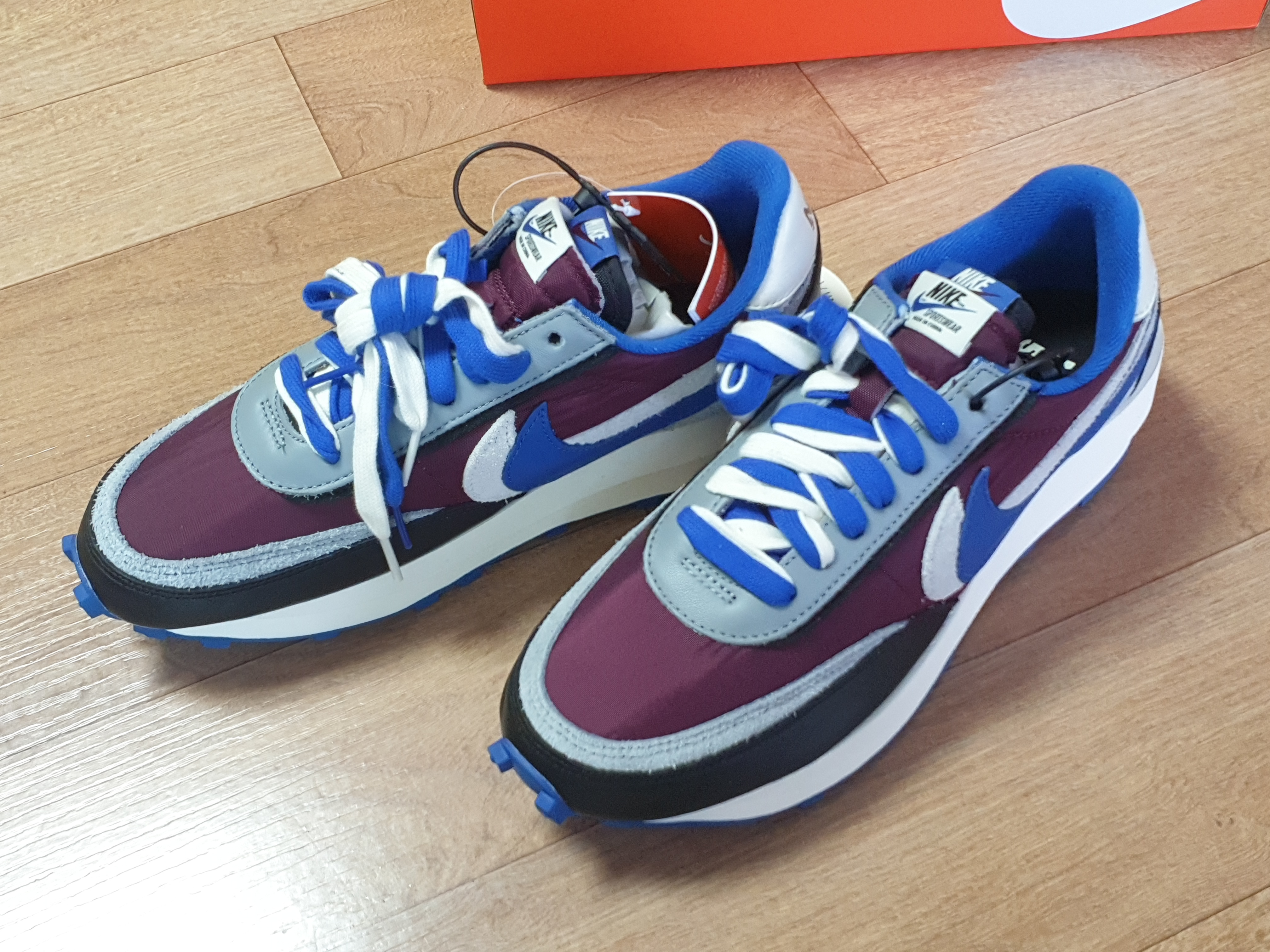 Nike x Sacai x Undercover LDWaffle Night Maroon Team Royal 착용 스타일 - 2