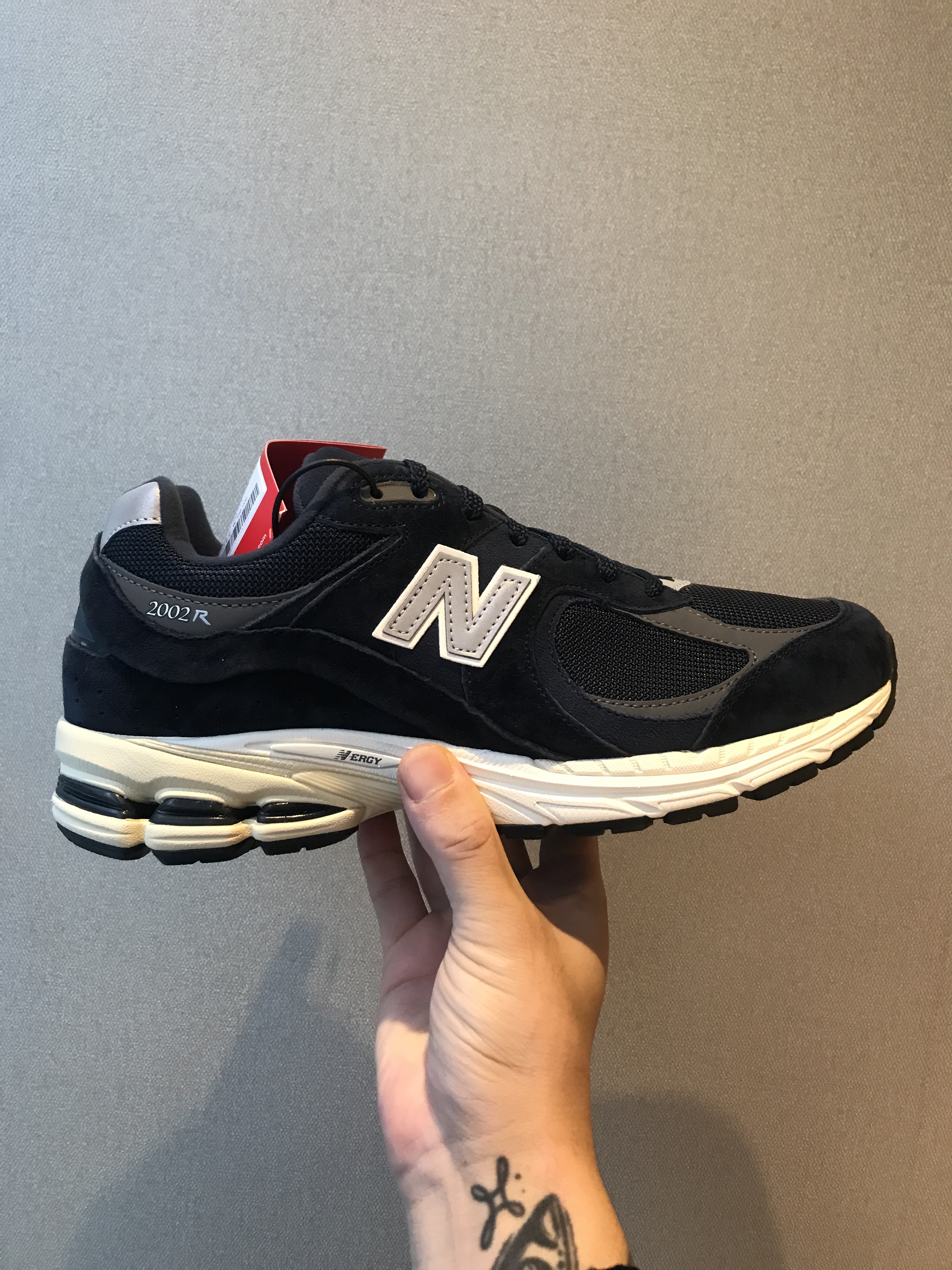 New Balance 2002R Eclipse Castlerock 착용 스타일