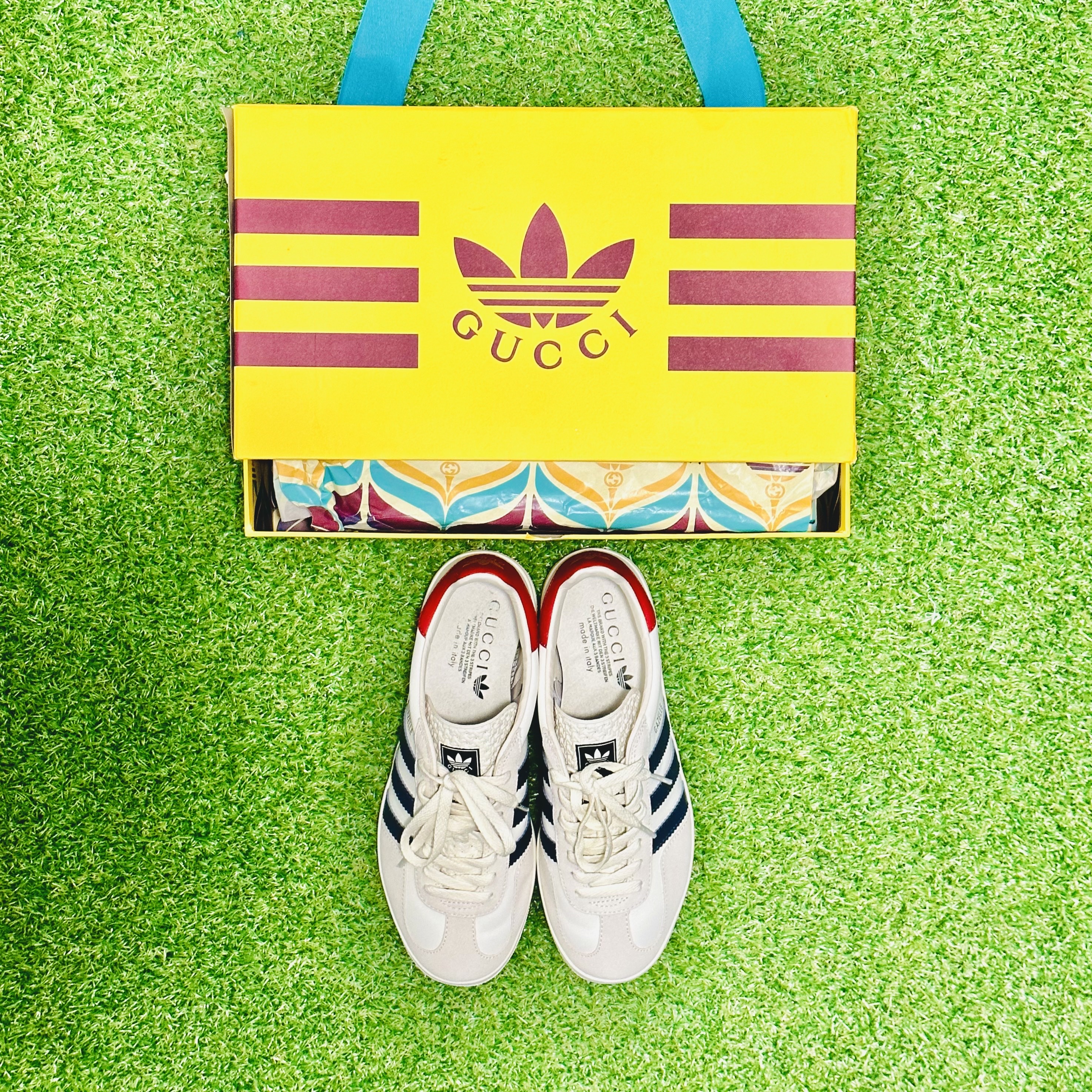 (W) Gucci x Adidas Gazelle Sneakers White 착용 스타일 - 2