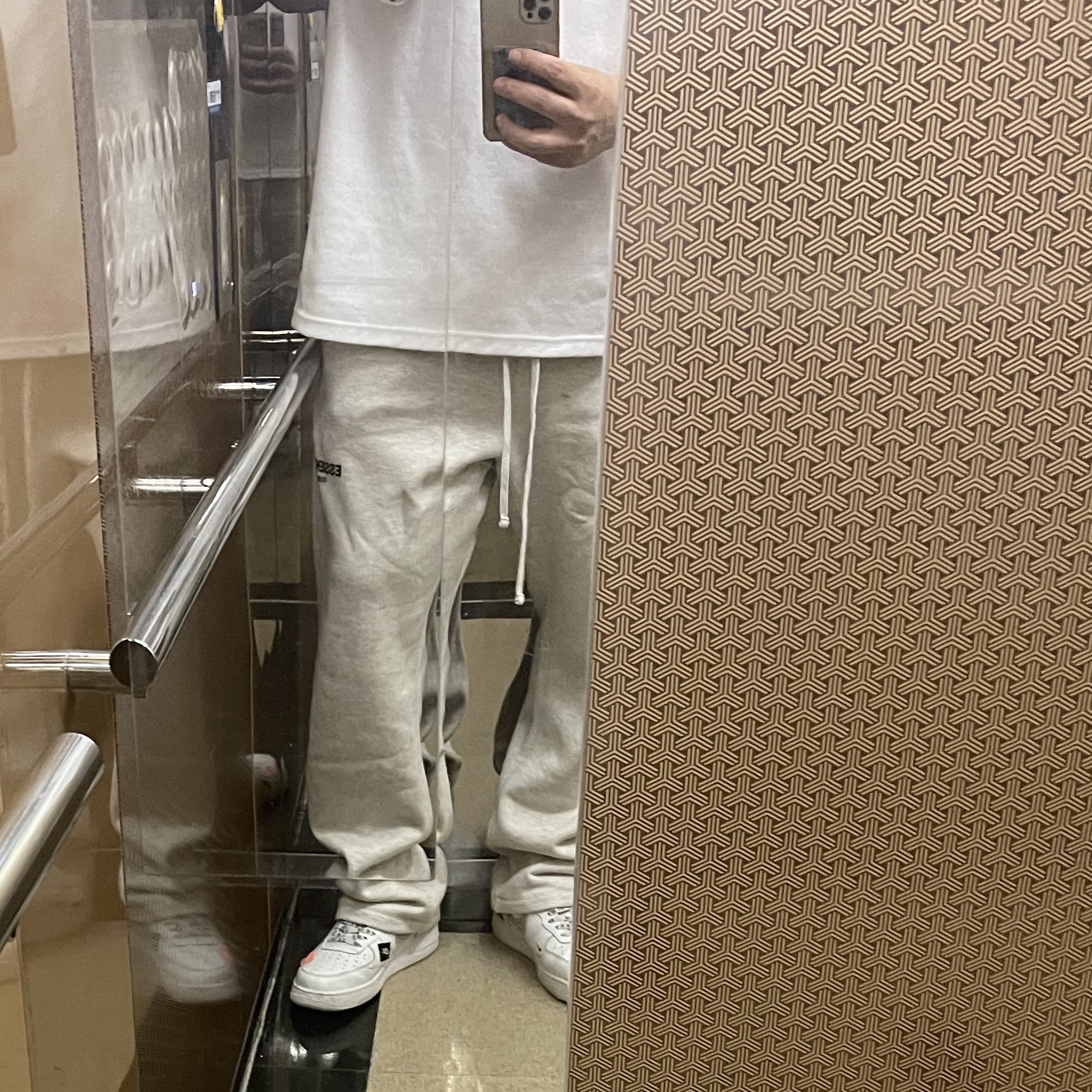 Essentials The Core Collection Relaxed Sweatpants Light Oatmeal 착용 스타일