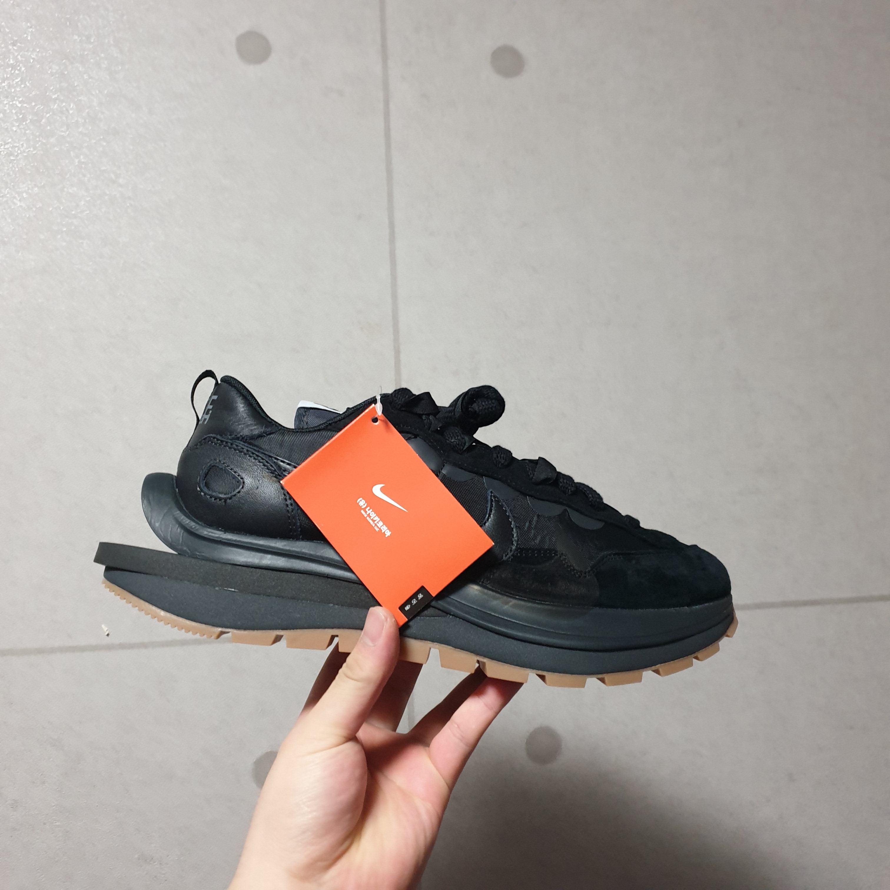 Nike x Sacai VaporWaffle Black and Gum 착용 스타일 - 3