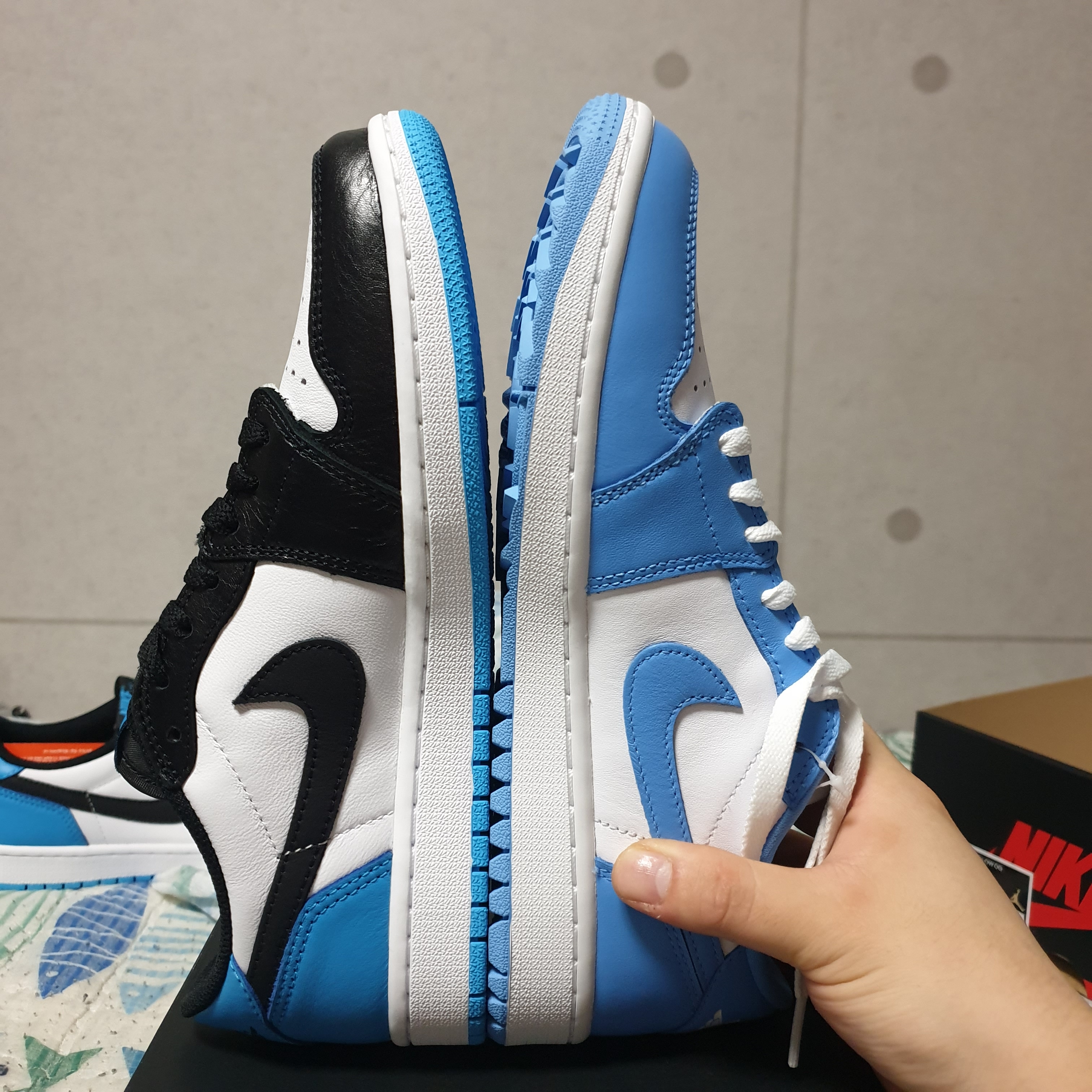 Jordan 1 Low Golf White and University Blue, Jordan 1 Retro Low OG Black and Dark Powder Blue 착용 스타일 - 3