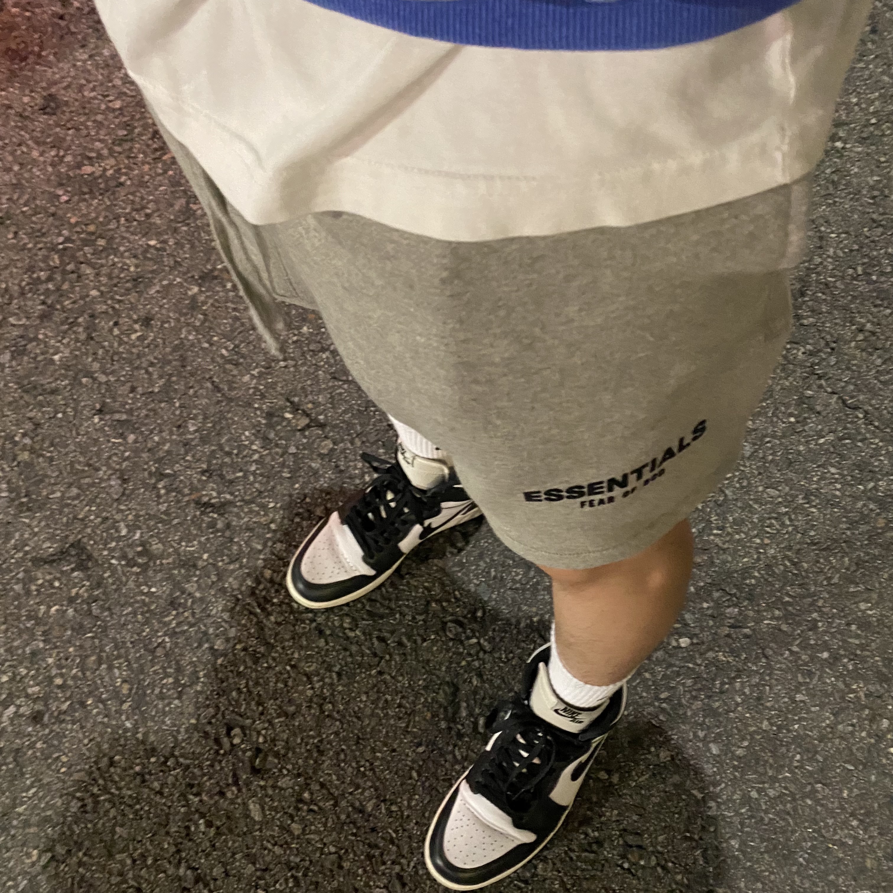 Jordan 1 Retro High OG Black White 2014, Essentials The Core Collection Sweatshorts Dark Oatmeal 착용 스타일 - 1