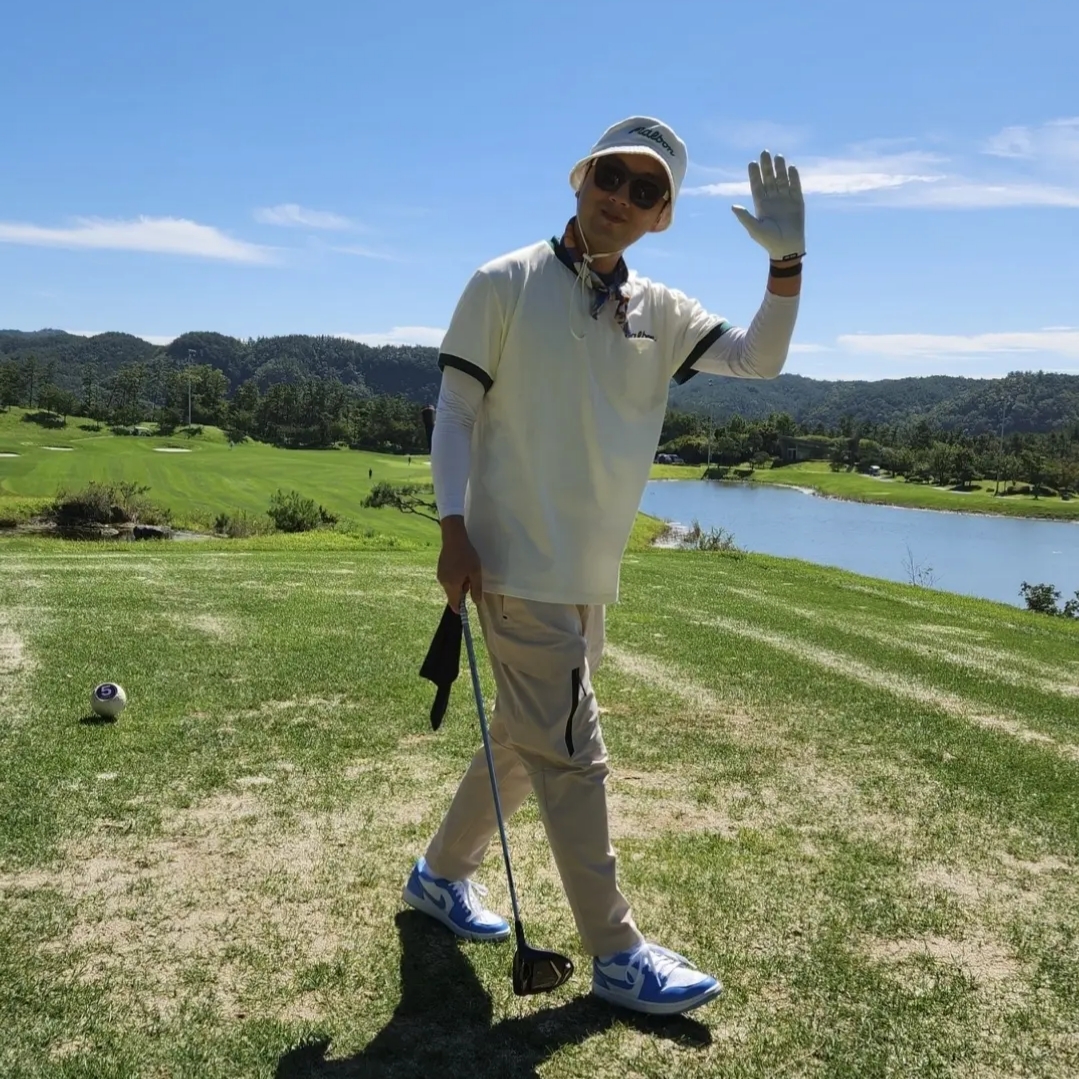 Jordan 1 Low Golf White and University Blue 착용 스타일