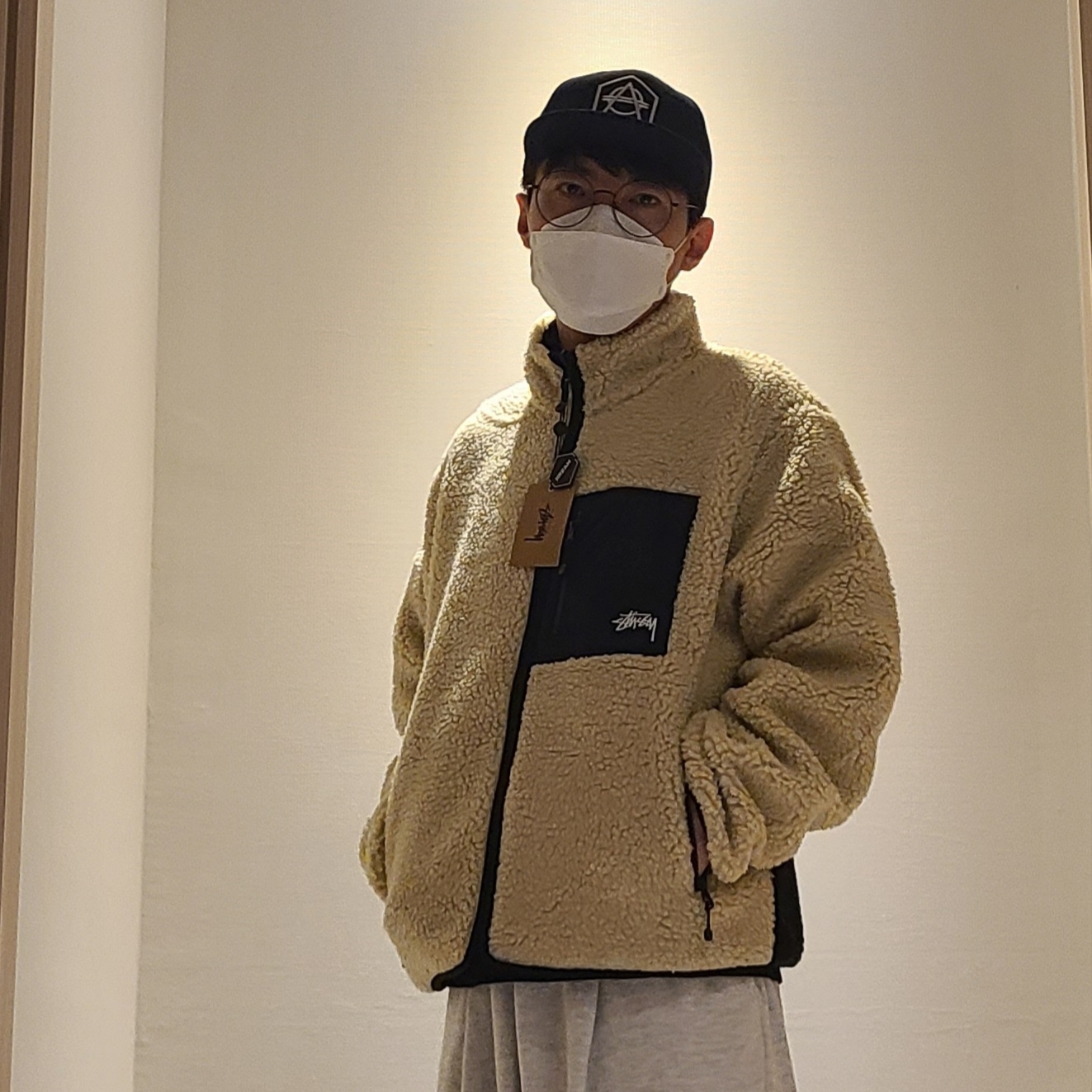 Stussy 8 Ball Sherpa Jacket Natural 착용 스타일 - 3