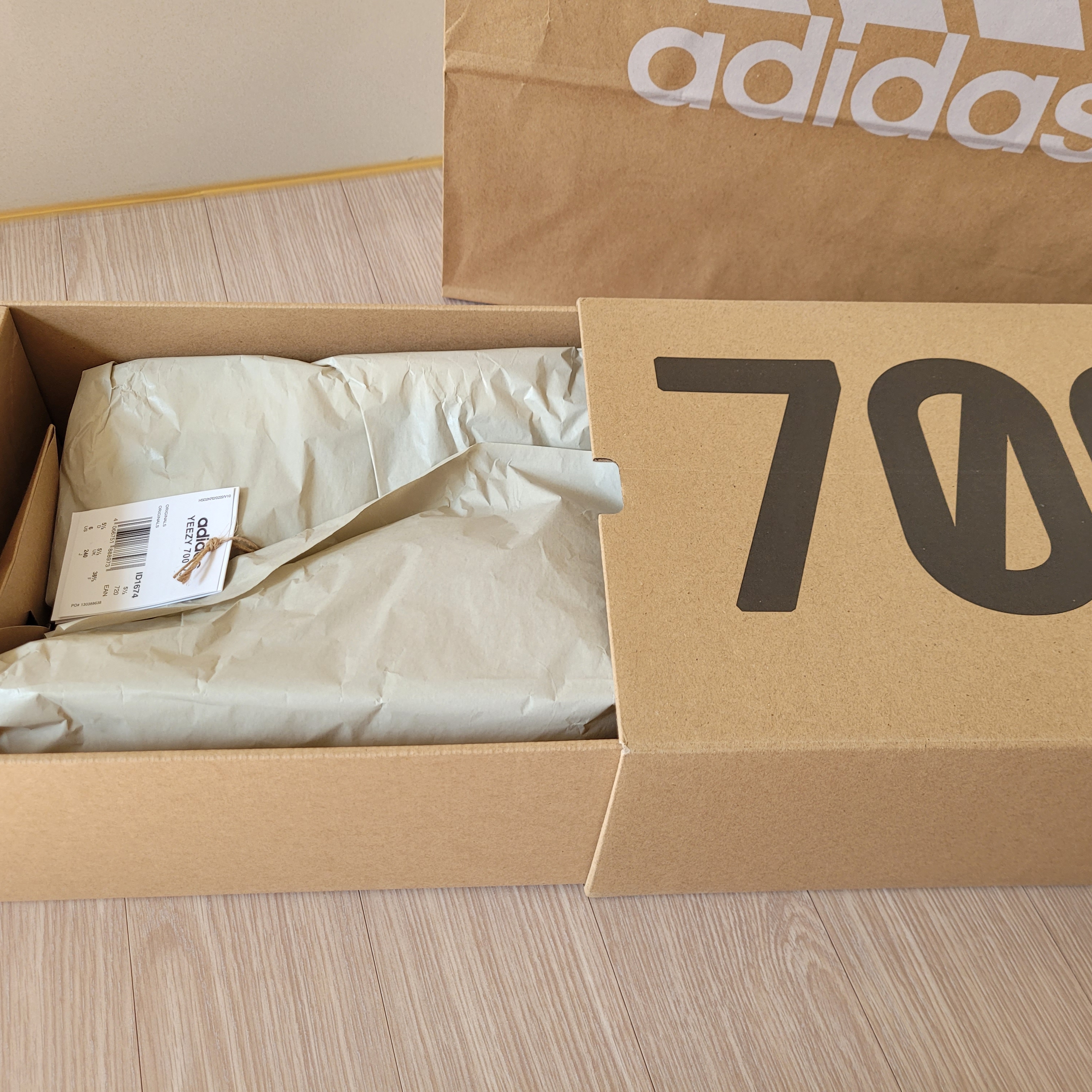 Adidas Yeezy 700 V3 Fade Salt 착용 스타일 - 5