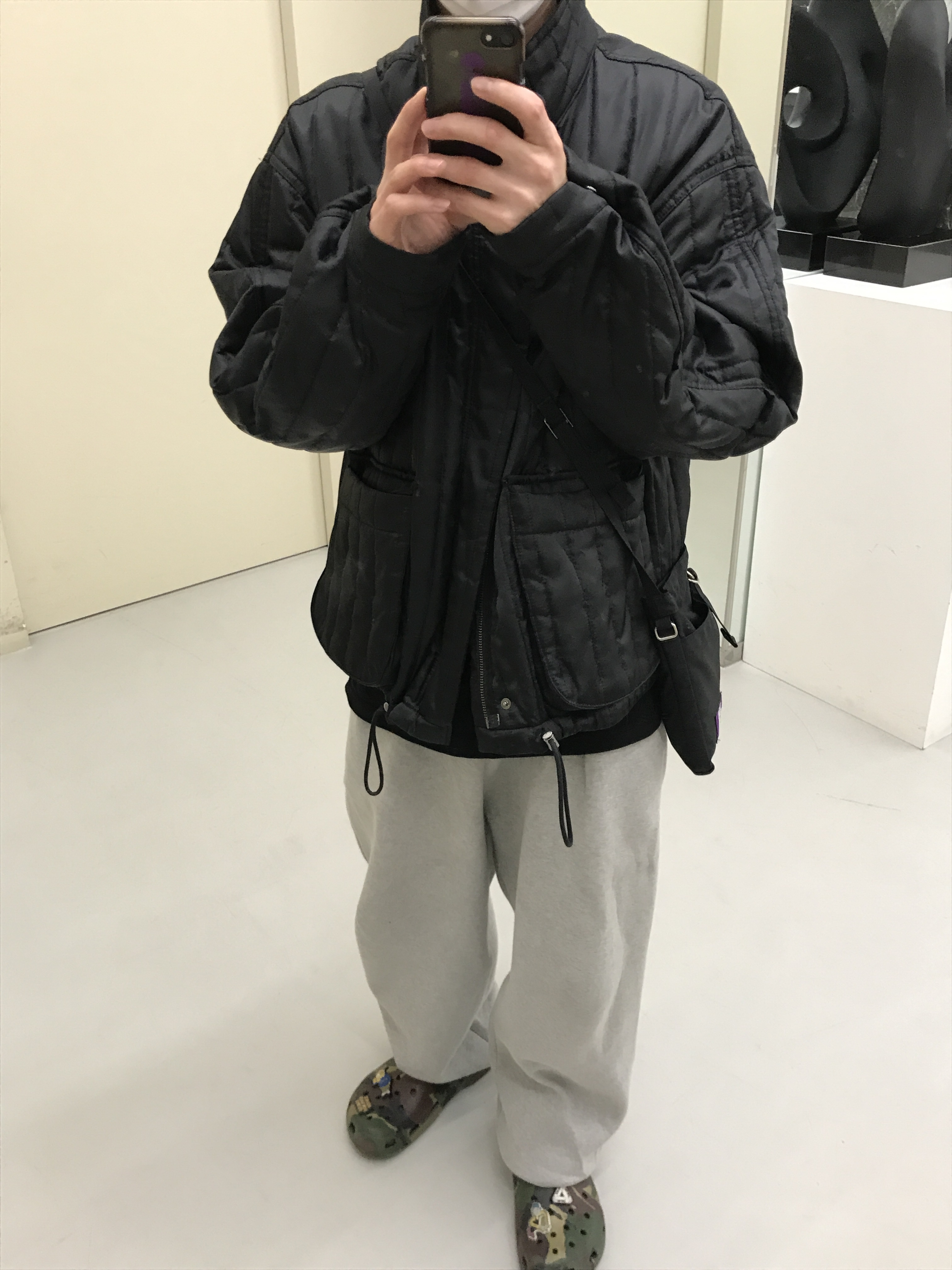 Crocs x Palace Classic Clog Woodland Camo 착용 스타일 - 1