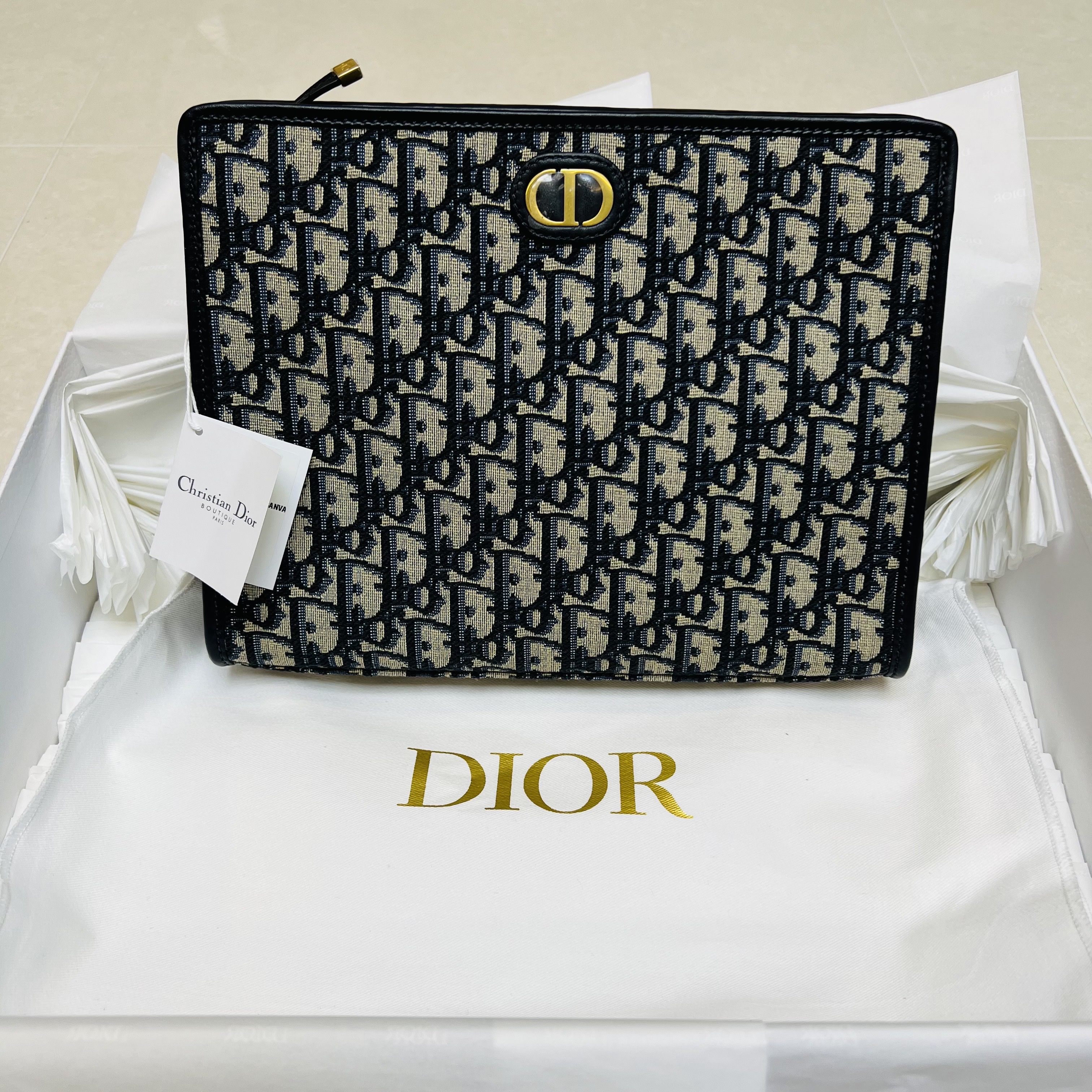 Dior Saddle Flap Card Holder Grey Dior Oblique Jacquard, Dior 30 Montaigne Pouch Blue Dior Oblique Jacquard 착용 스타일 - 3