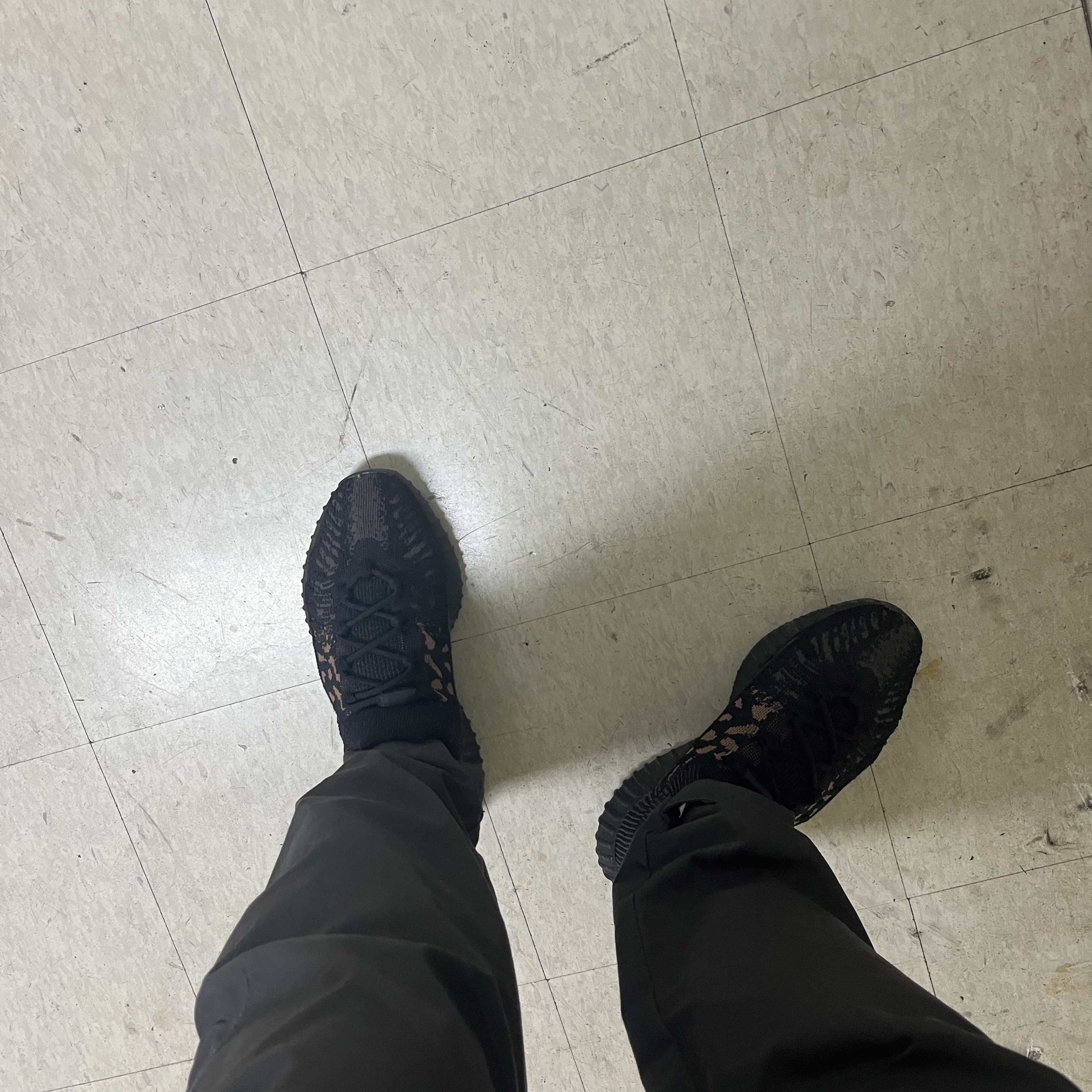 Adidas Yeezy Slide Onyx, Adidas Yeezy 350 V2 CMPCT Slate Carbon 착용 스타일 - 2